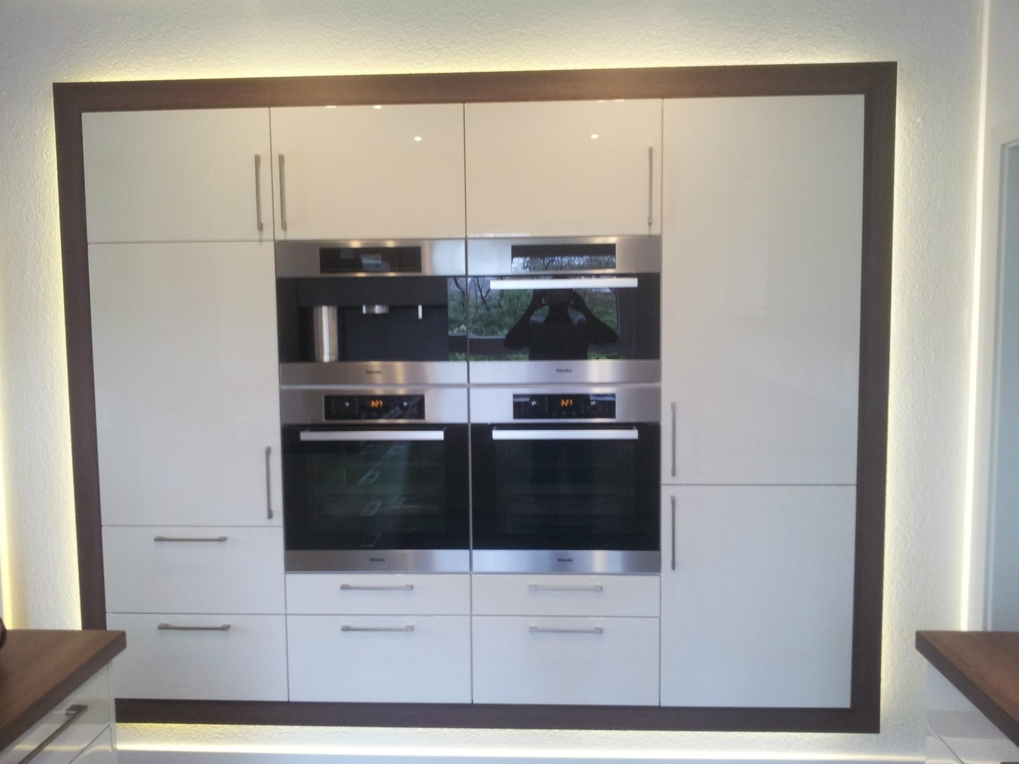 Großer Schrank mit integriertem Backofen und weiteren Geräten