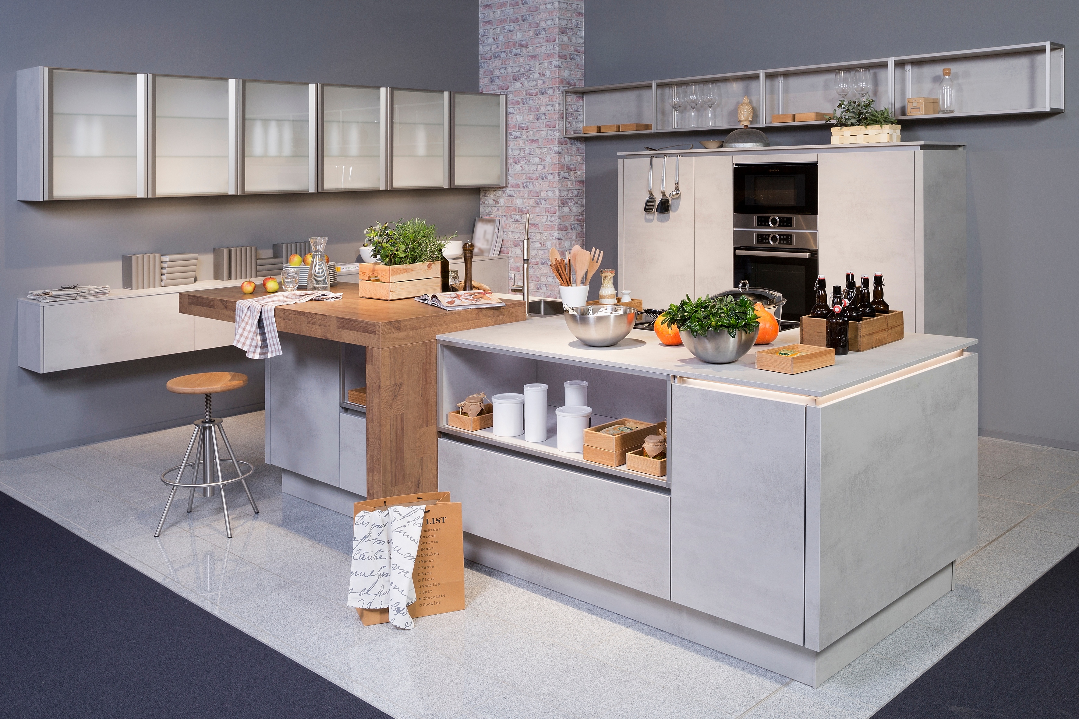 Helle Küche mit Kochinsel und integriertem Holztisch