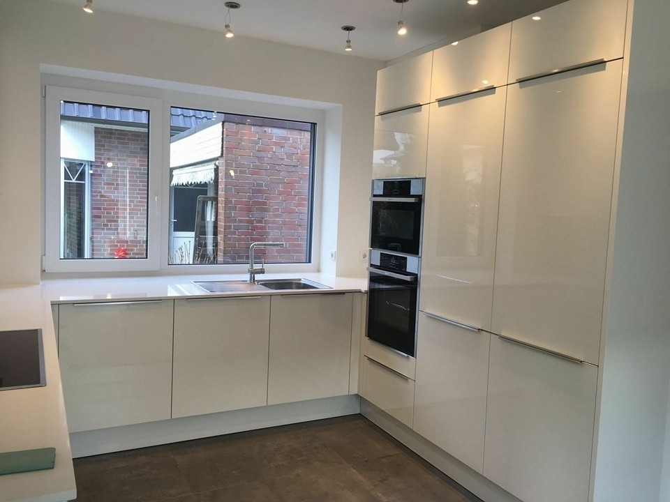 Weiße moderne puristische Küche