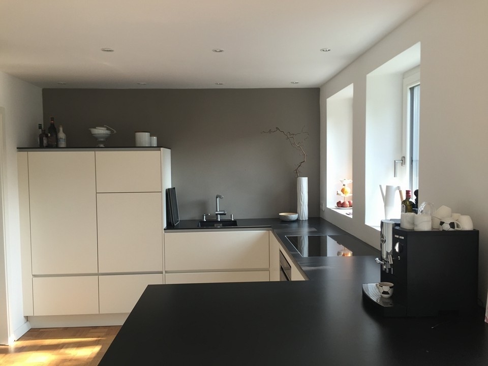 Moderne Kundenküche in Schwarz-Weiß