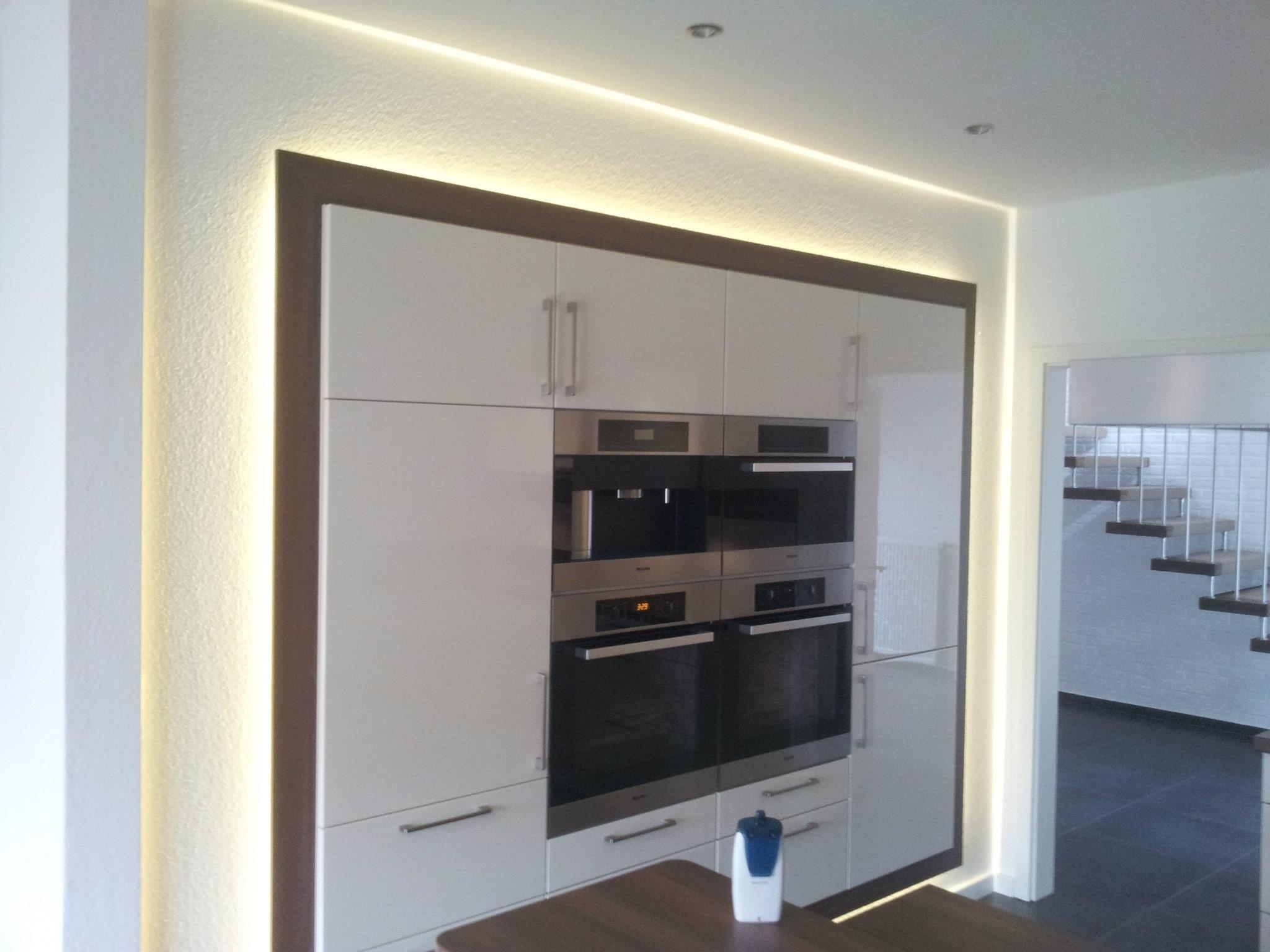 In die Wand integrierter großer Schrank mit Randbeleuchtung