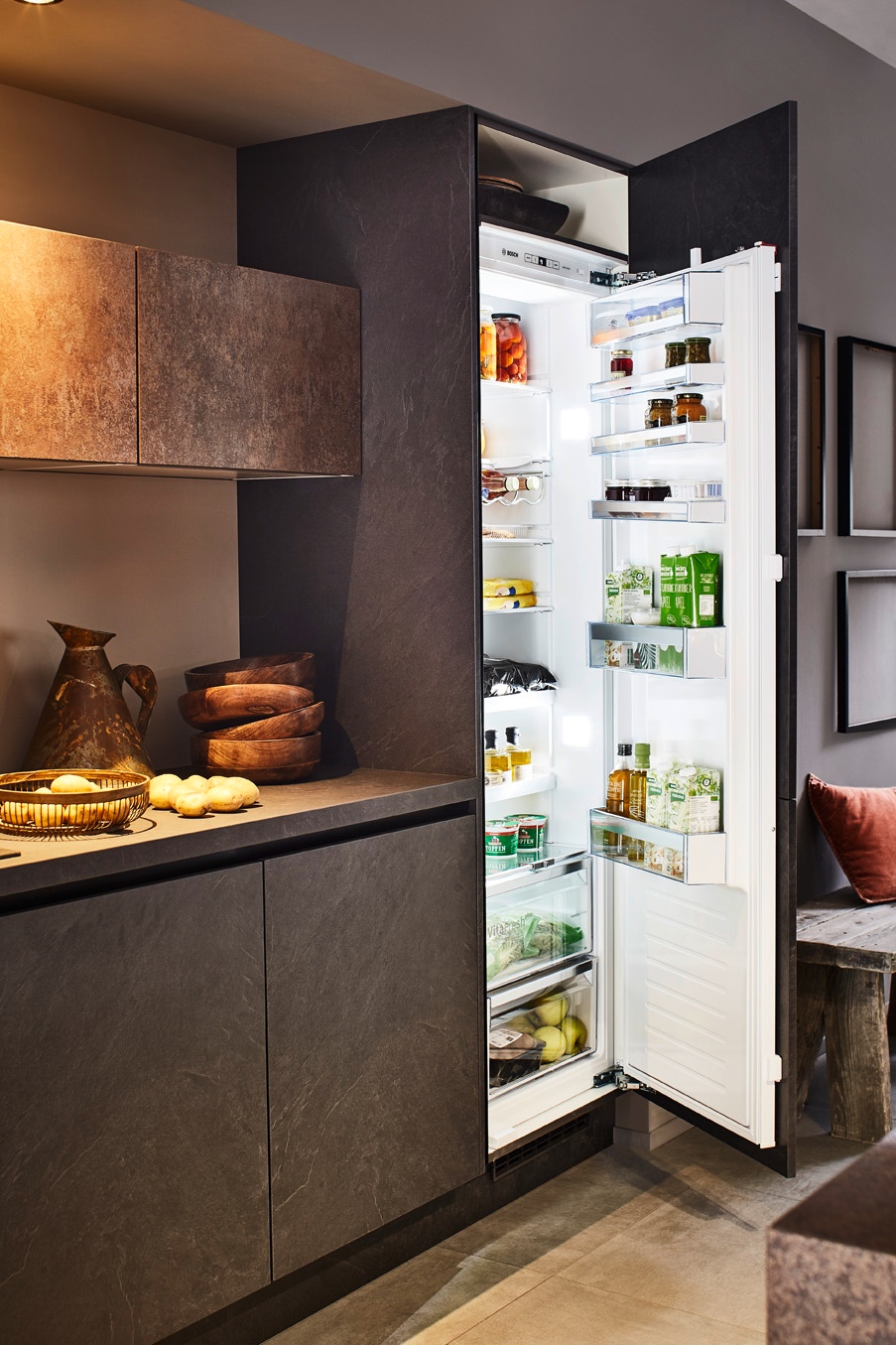 Moderne Küche mit integriertem großen Kühlschrank mit viel Kühlvolumen