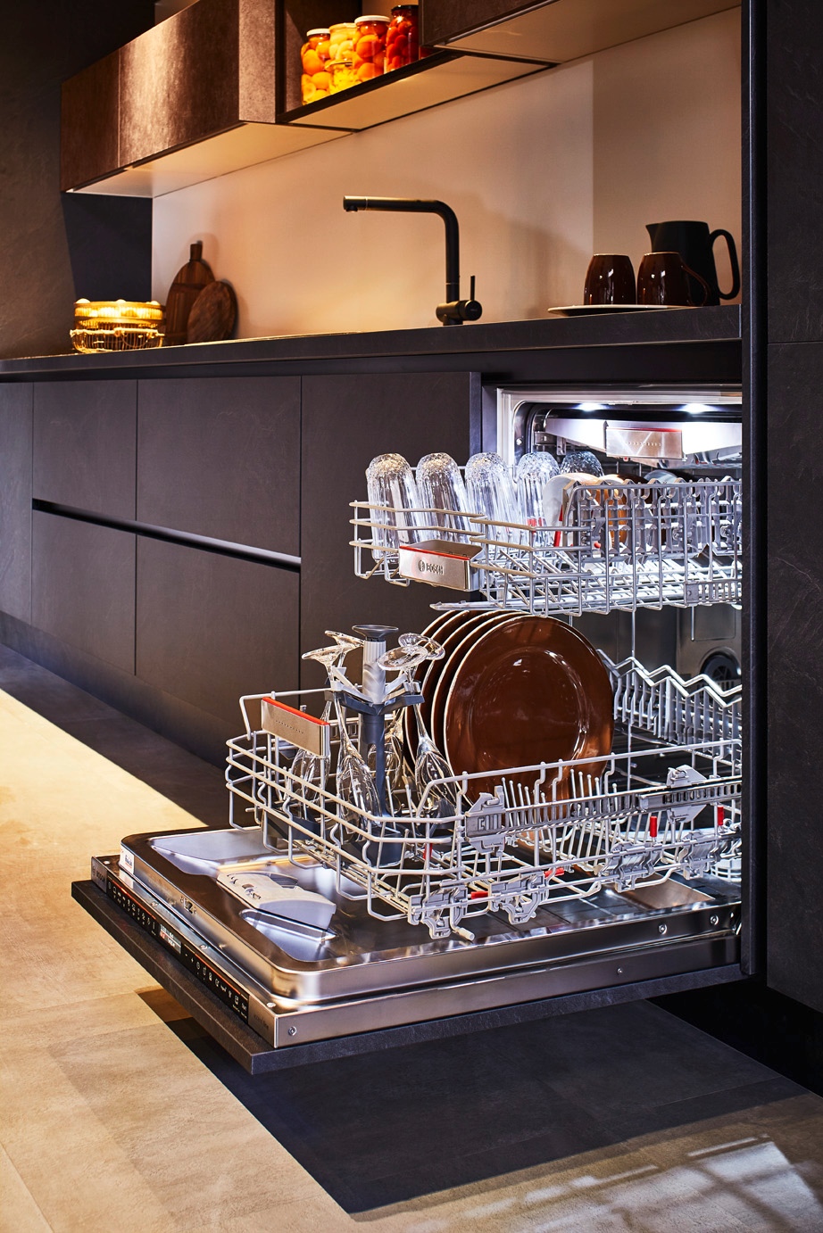 Edle Designerküche mit integriertem Geschirrspüler