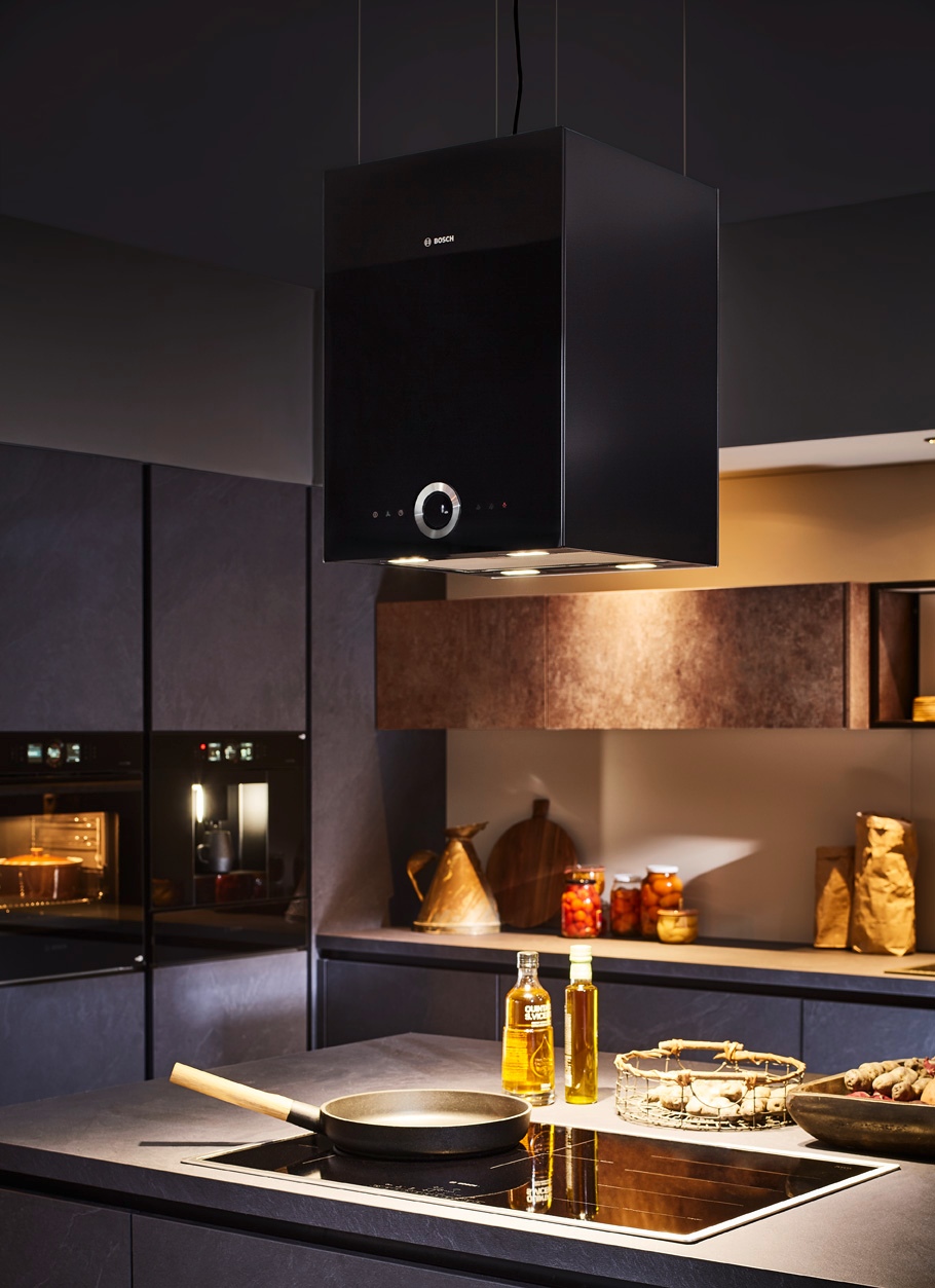 Moderne Küche in edlem Design mit hängender Dunstabzugshaube über dem Kochfeld