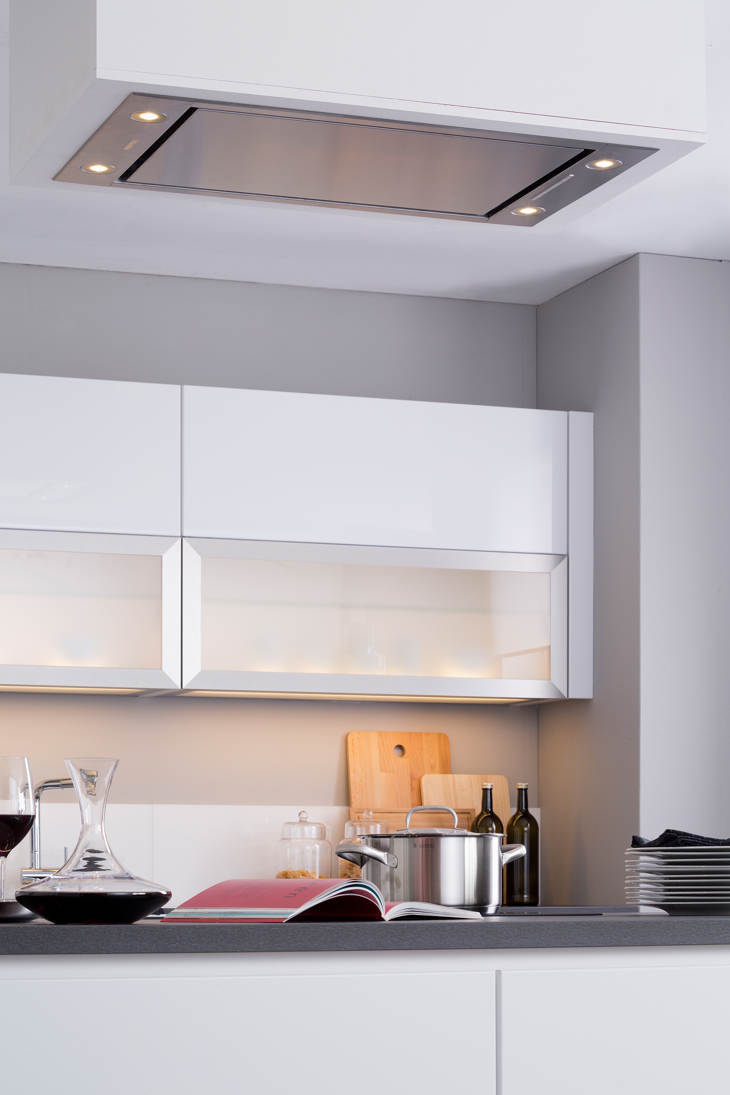 Beleuchtbare Schränke mit Glasverkleidung