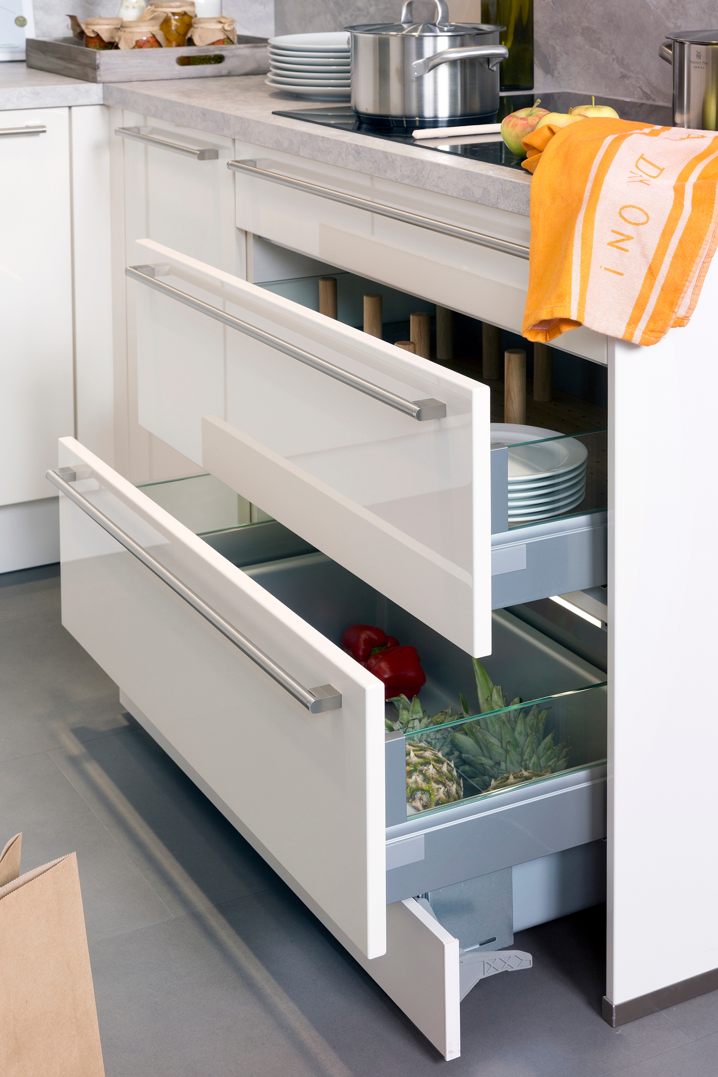 Herausziehbare gut rollende Schubladen in der Küche