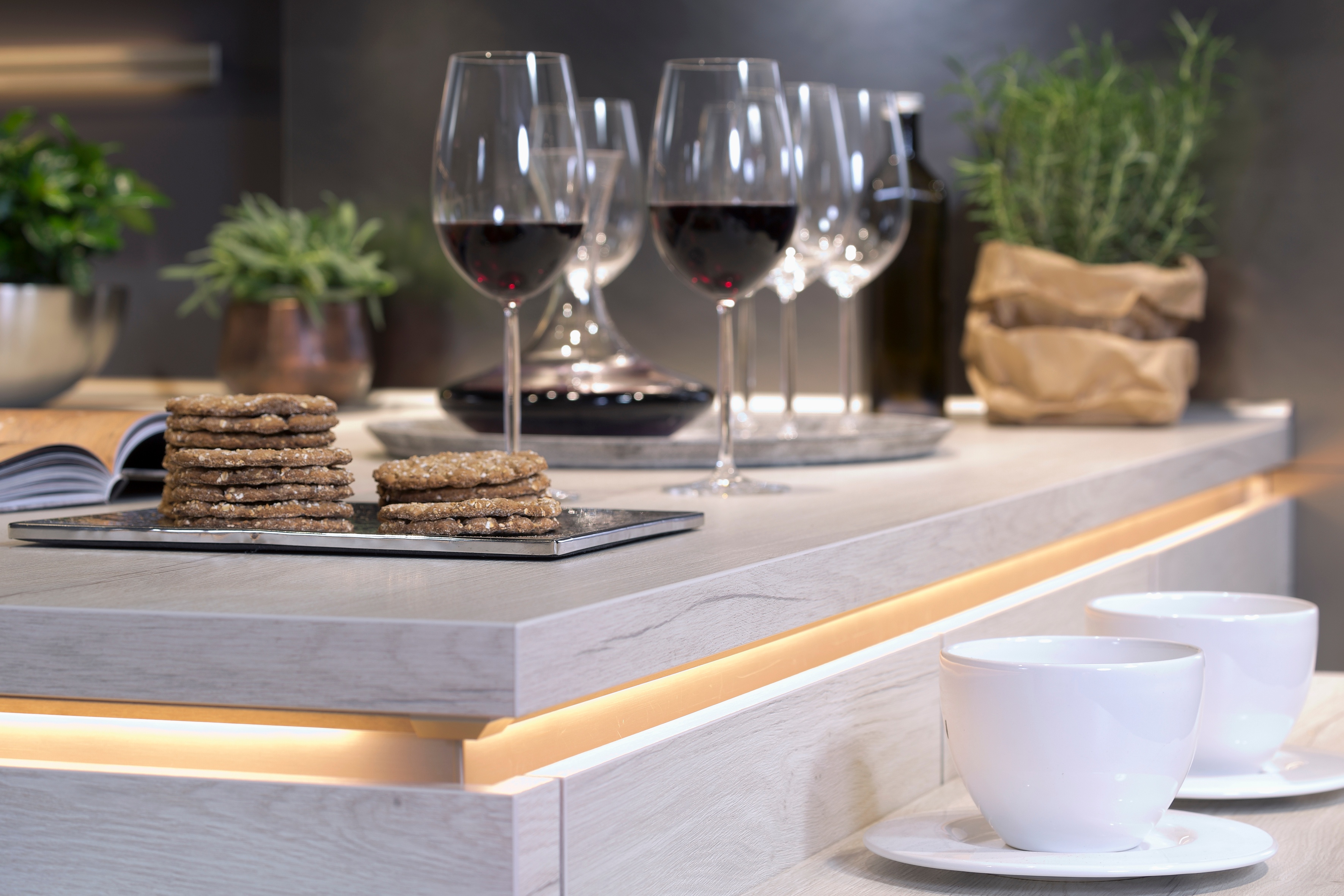 Helle, überstehende Arbeitsplatte