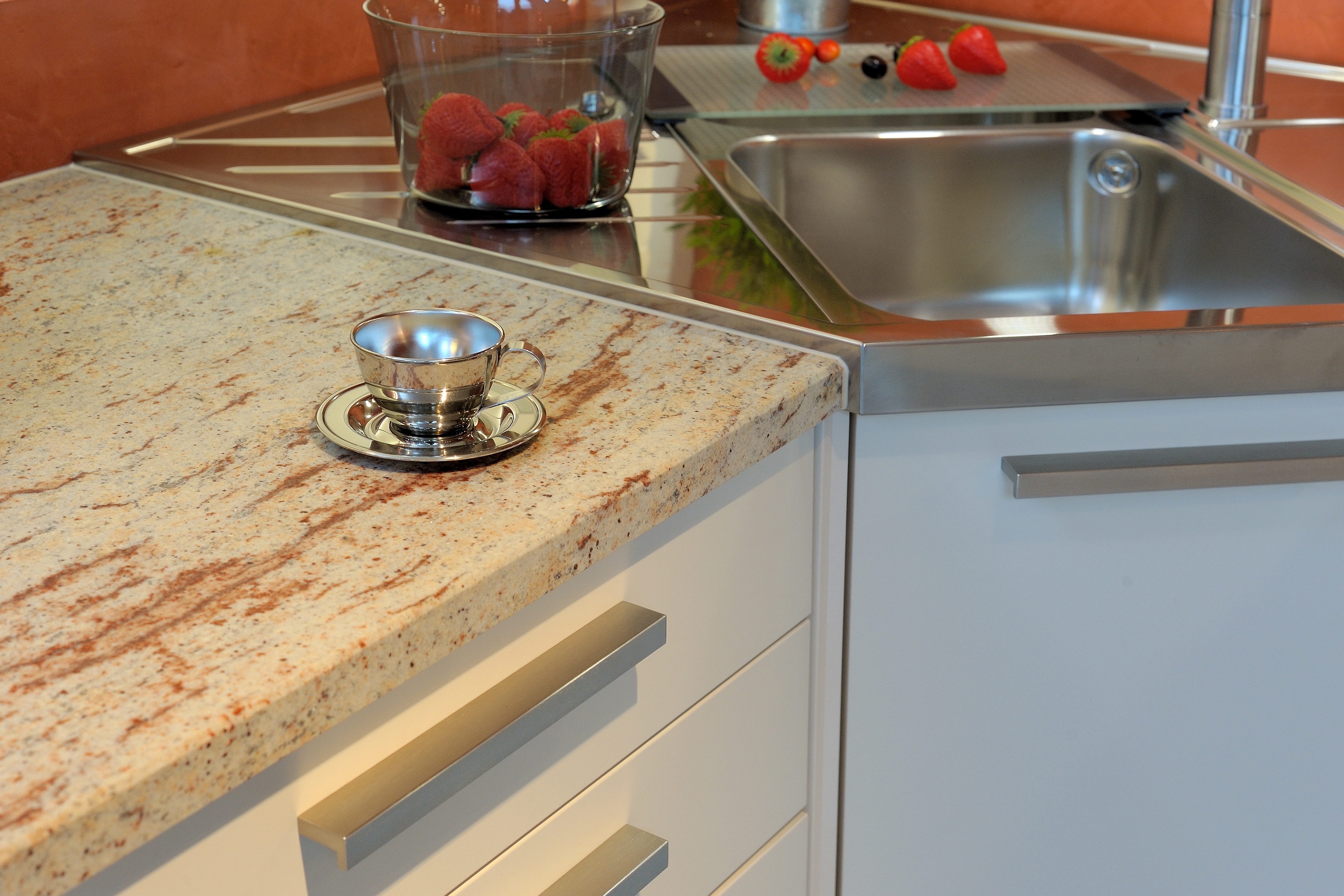 Arbeitsplatte mit Anmutung von Marmor