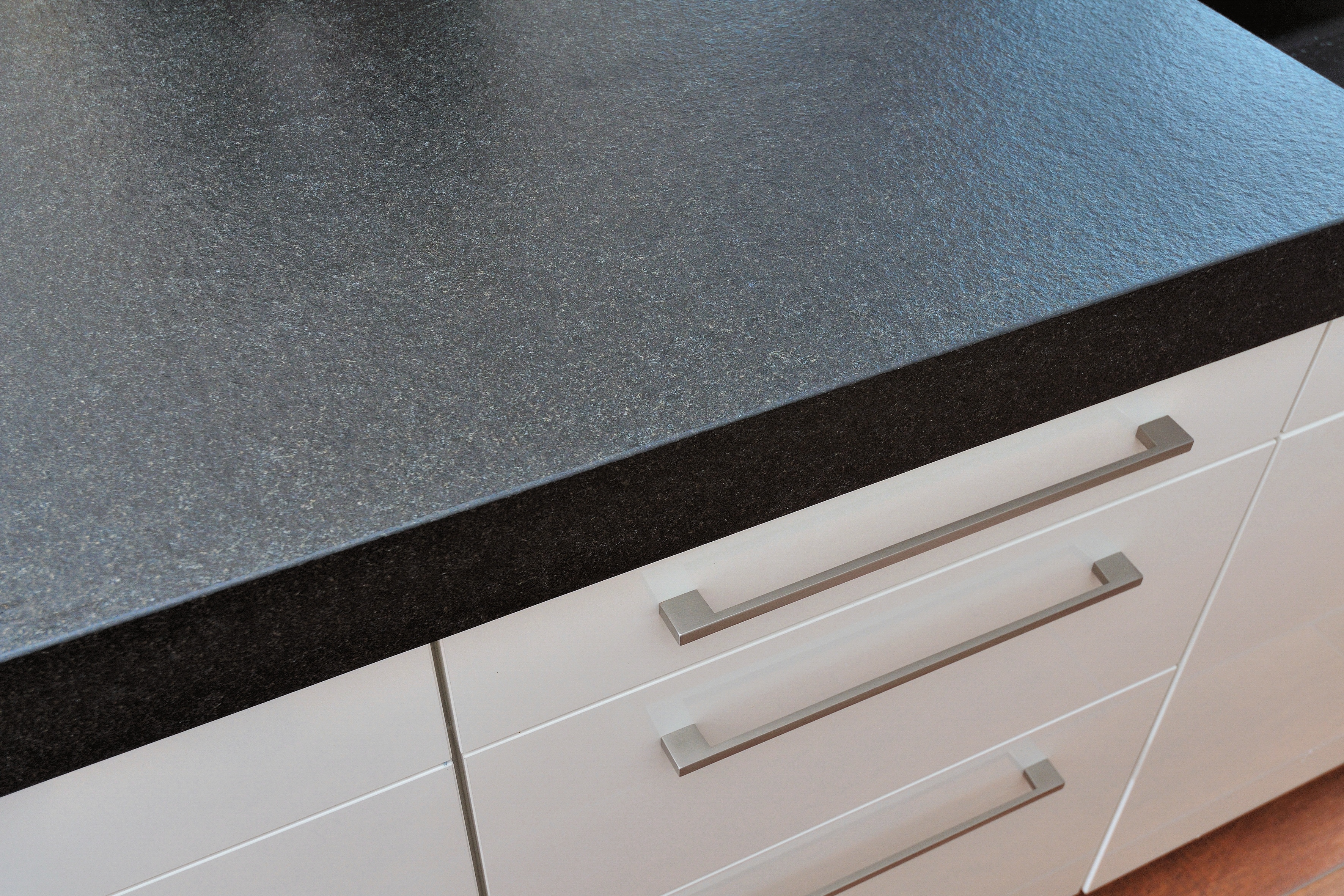 Sehr dunkle Arbeitsplatte mit Struktur