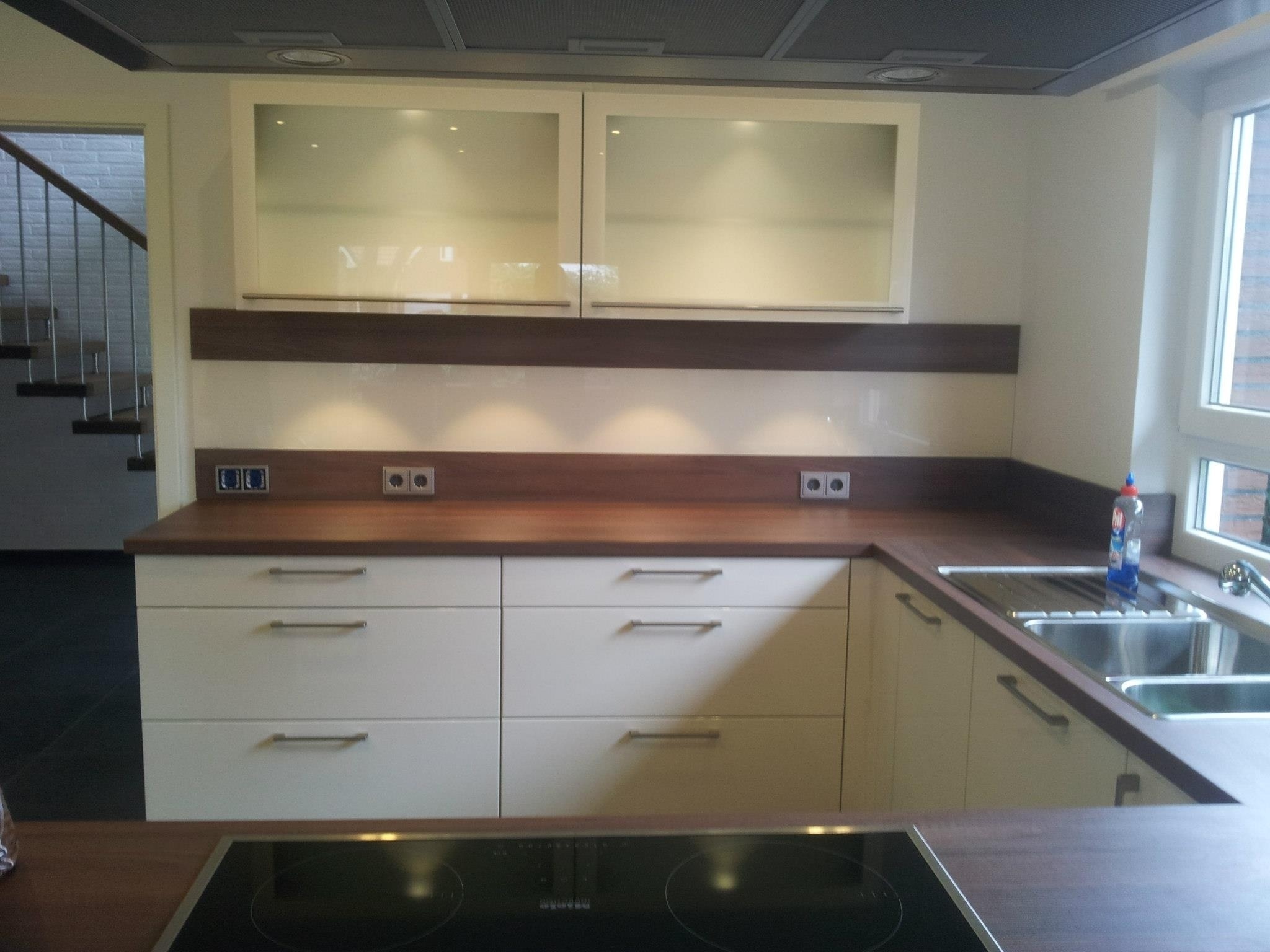 Küche in Hatten mit weiße Fronten und dunkler Holz-Arbeitsfläche