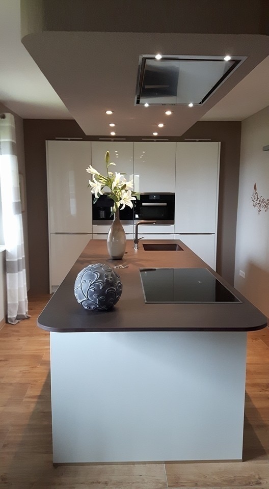 Gesamtansicht moderne Kundenküche