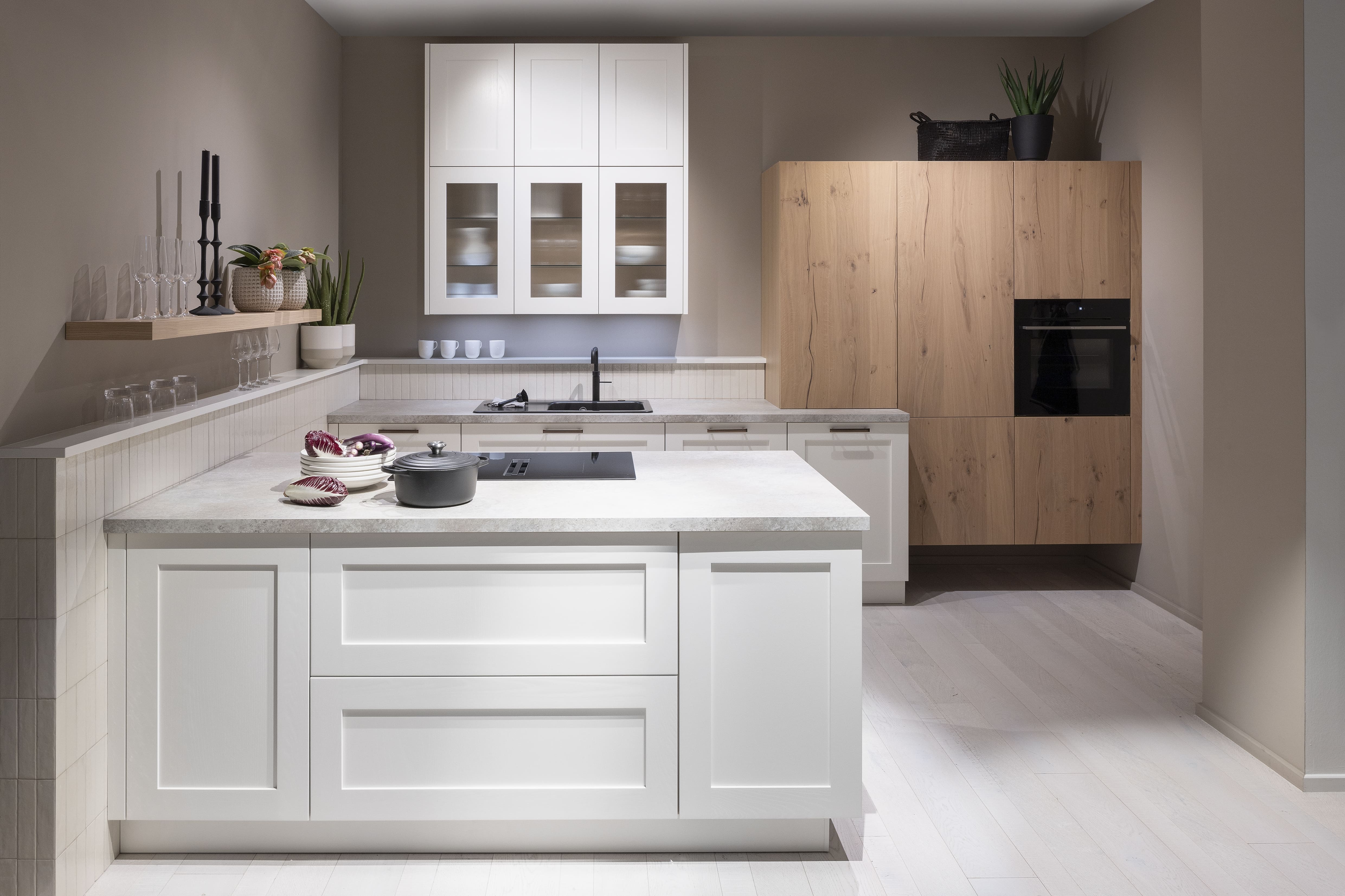 Kücheninsel in der modernen weißen Landhausküchen mit Kalkstein und Wildeiche