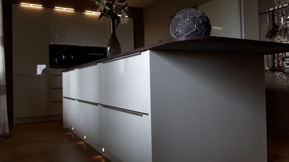 Helle Küche mit brauner Arbeitsplatte