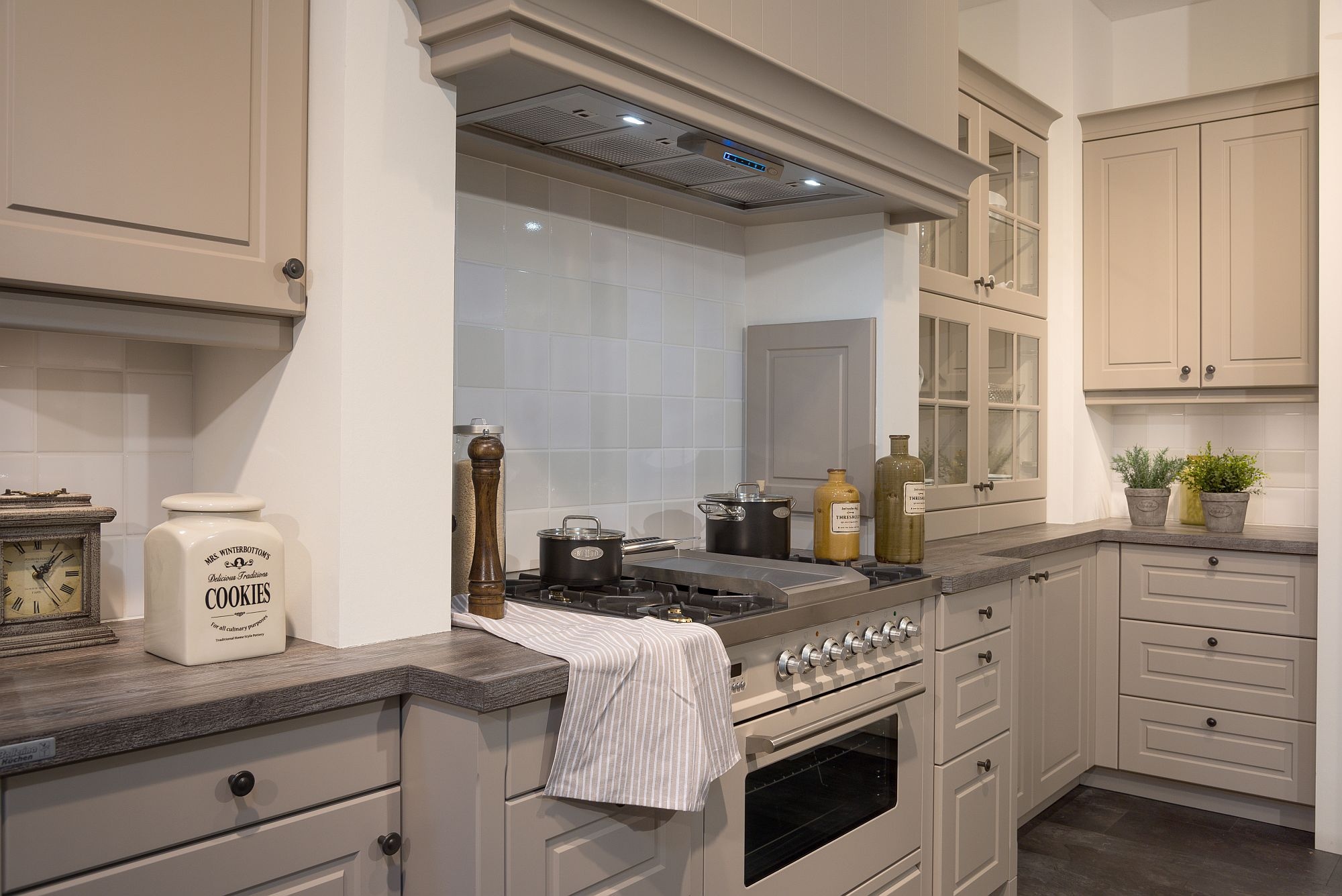 Landhausküche mit Glaskochfeld