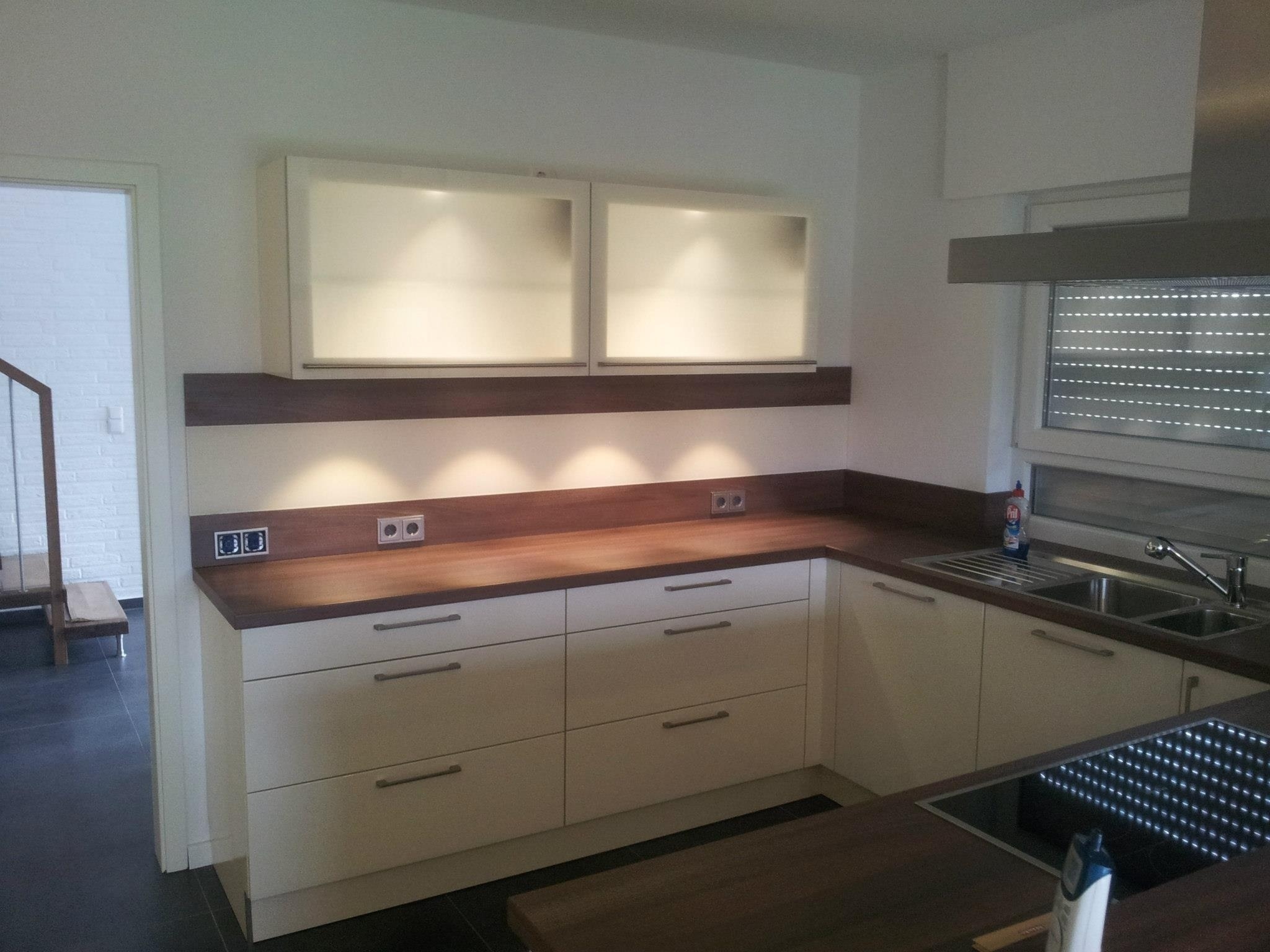 Küche mit beleuchteten Oberschränken mit satiniertem Glas