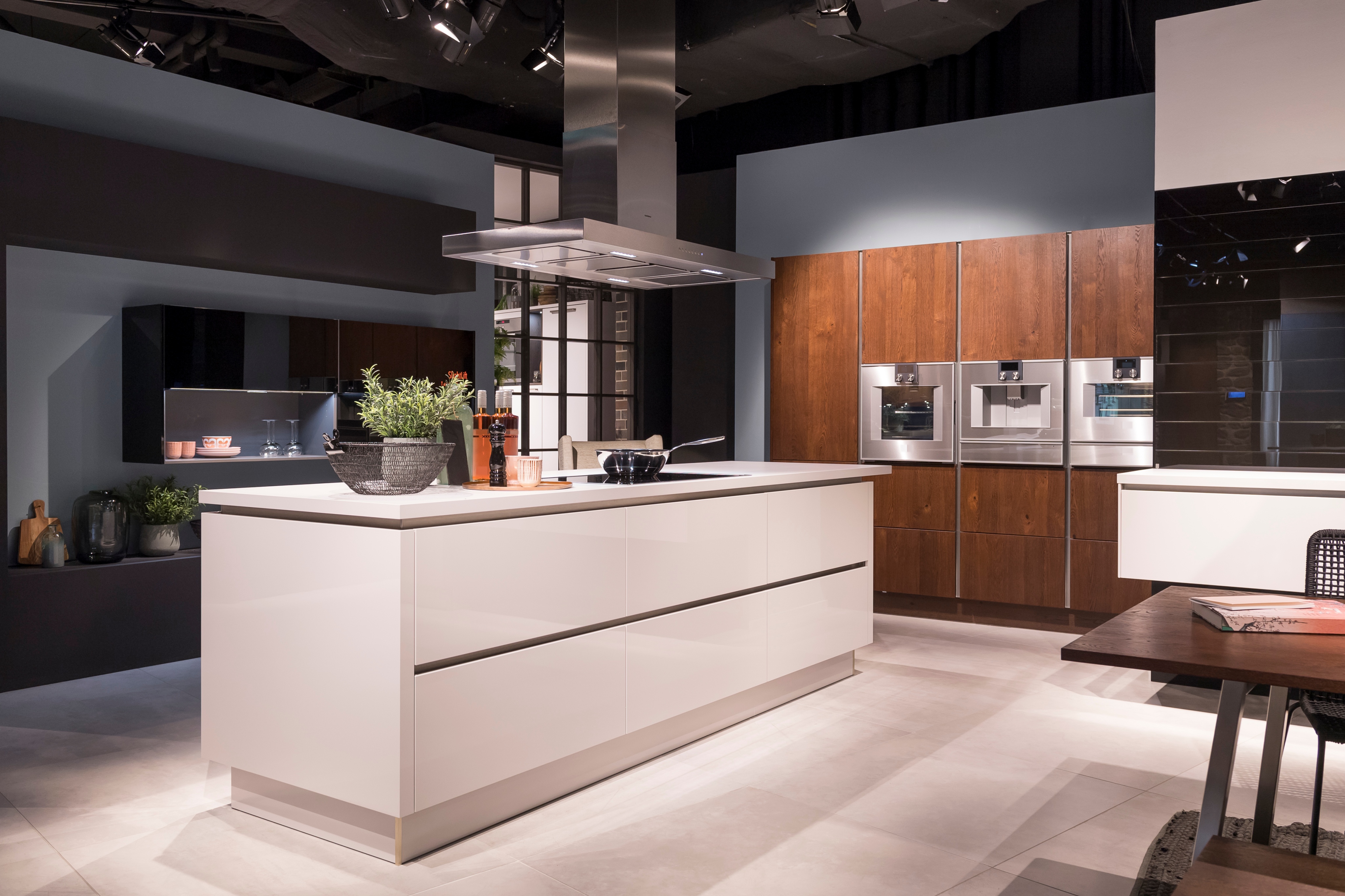 Häcker Küche mit großer Kochinsel in Hell