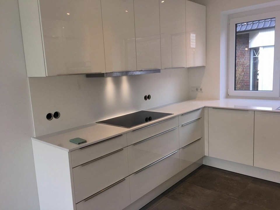 Weiße Küche mit glänzenden Fronten