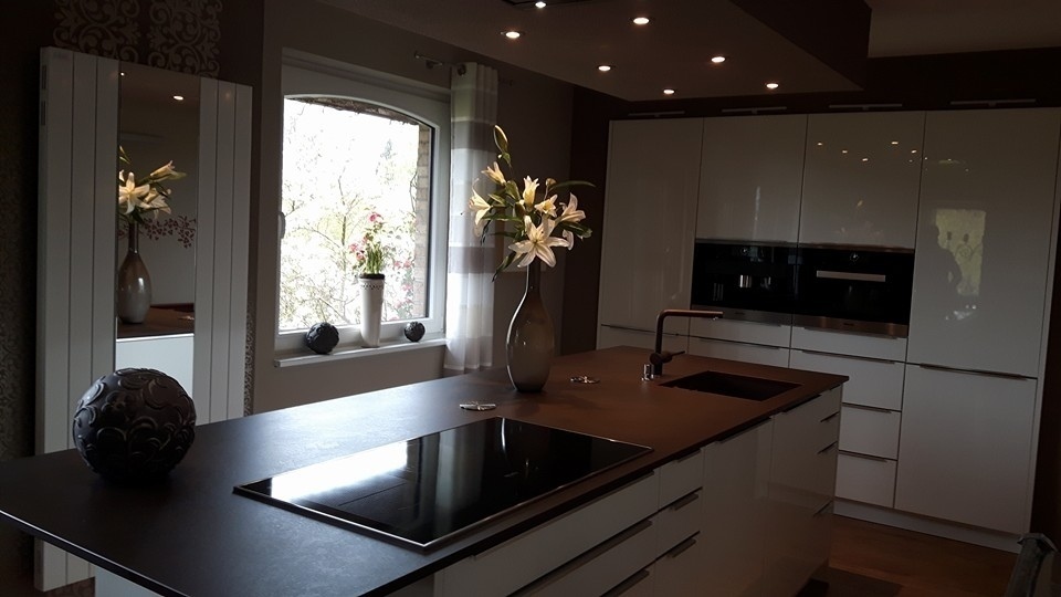 Moderne Kundenküche mit großer Kücheninsel im Zentrum