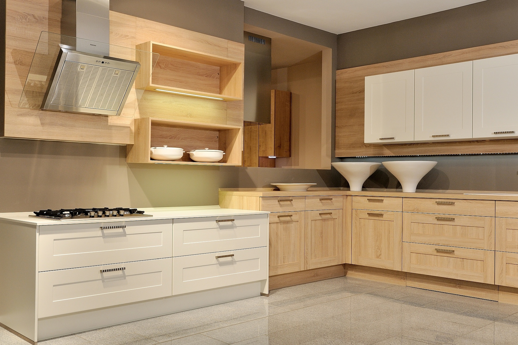 Raffinierte Landhausküche mit Kombination von Holz- und Glaselementen