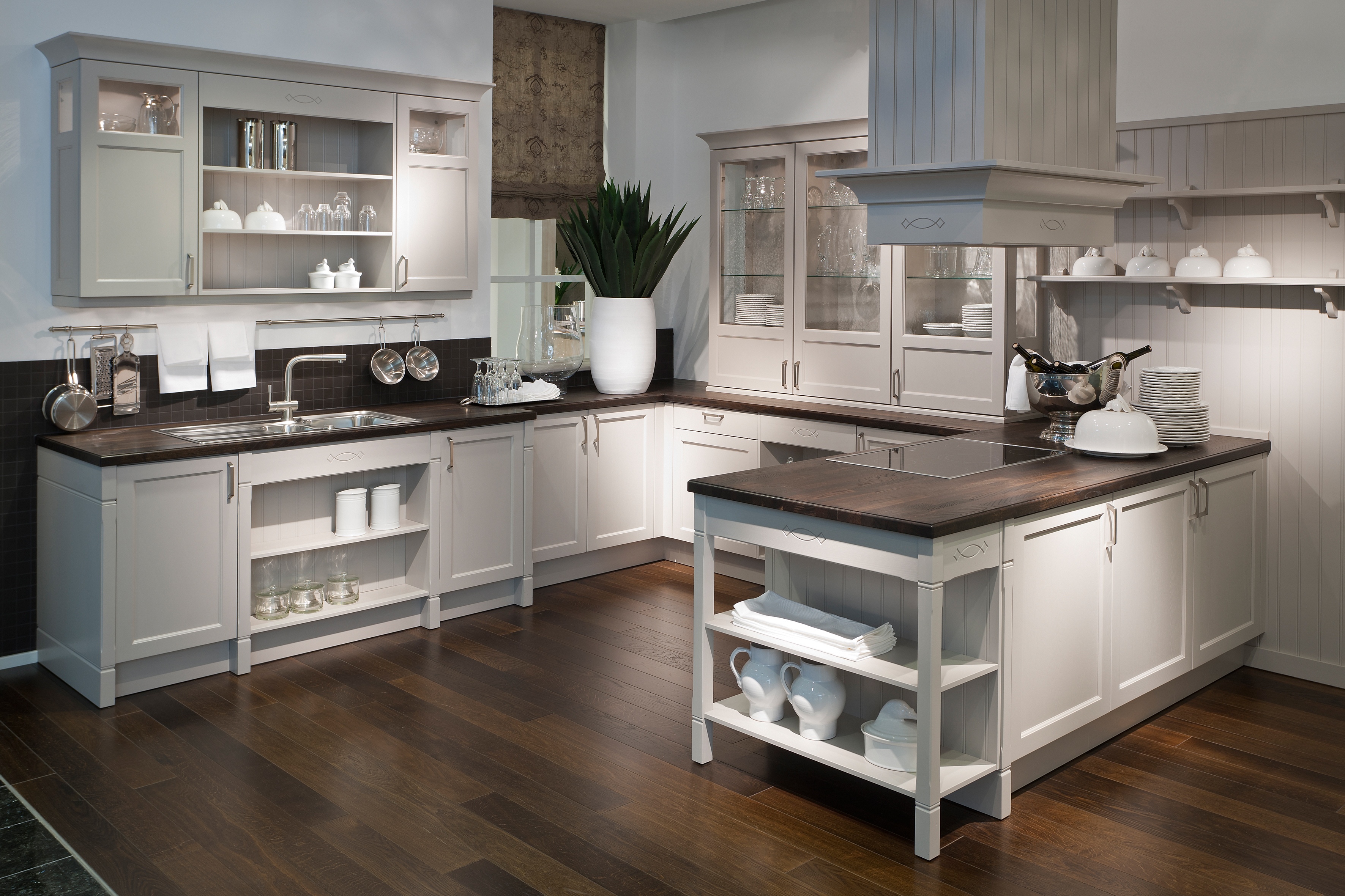 Weiße Landhausküche mit Kochinselaufsatz