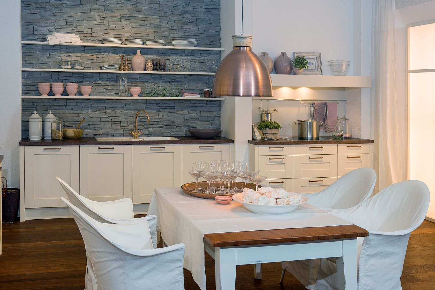 Küche im Landhausstil in Cremeweiß mit Esstisch