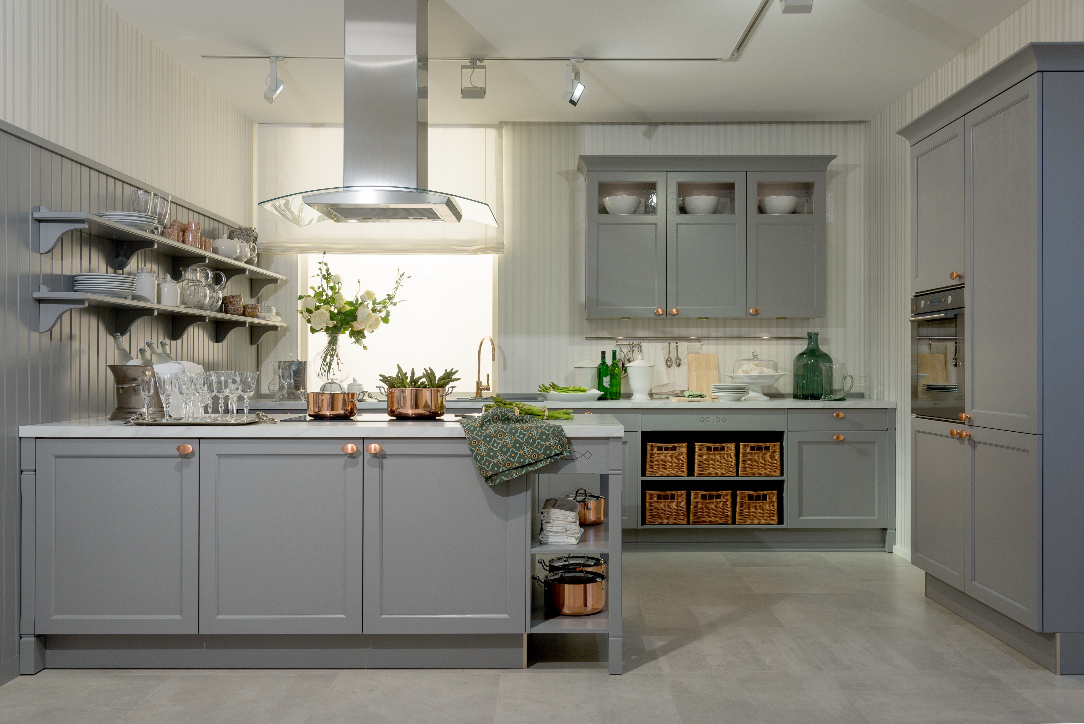 Traditionelle rustikale Landhausküche mit Kochinsel