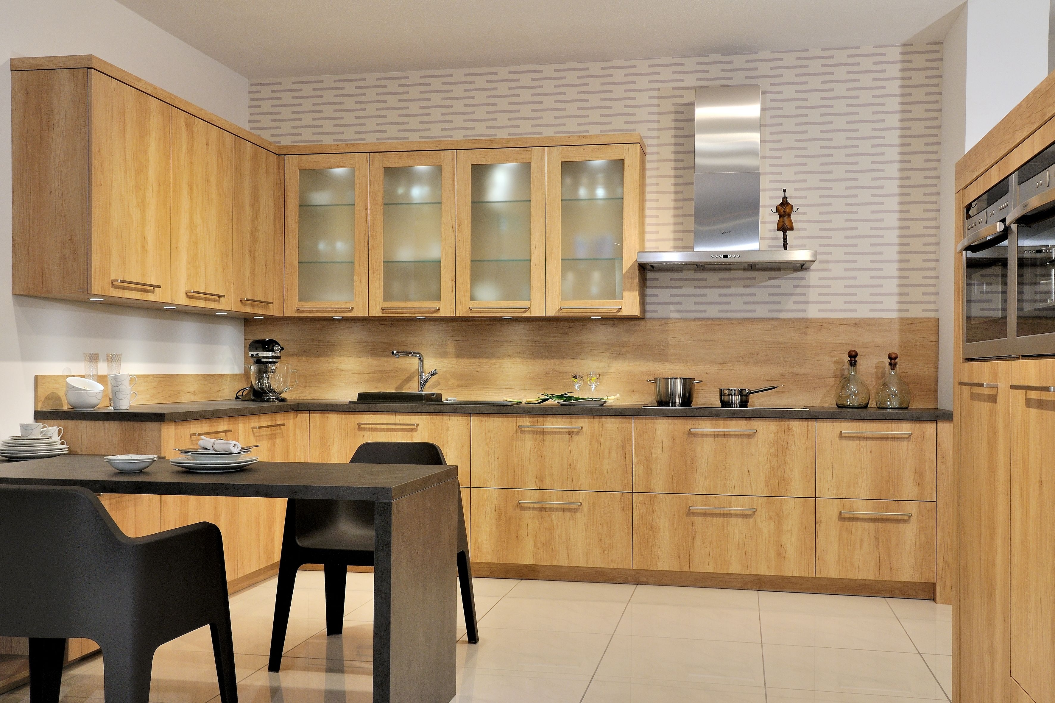 Landhausküche mit dunklem modernen Esszimmertisch und dunklen Stühlen