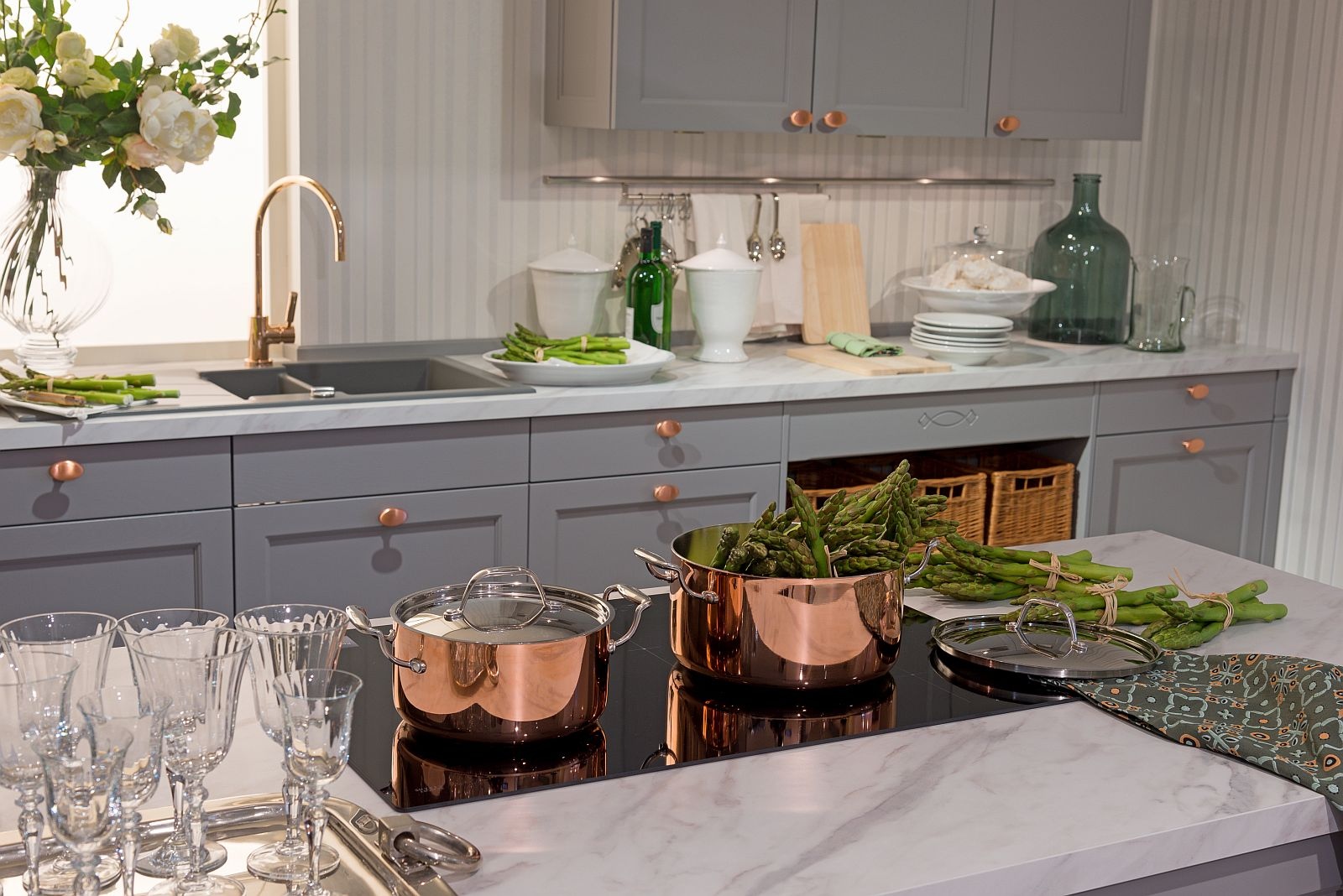 Moderne Countra-Landhausküche mit Induktions-Kochfeld