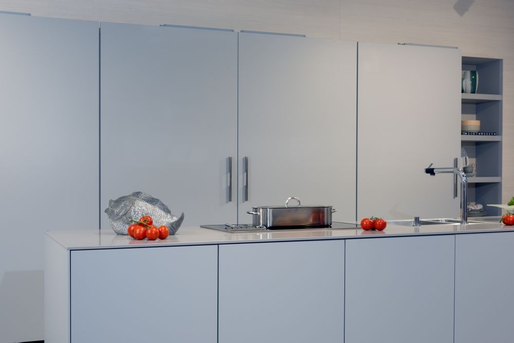 Samtmatte_Oberflächen_moderne_grifflose_Kochinselschiebetüren