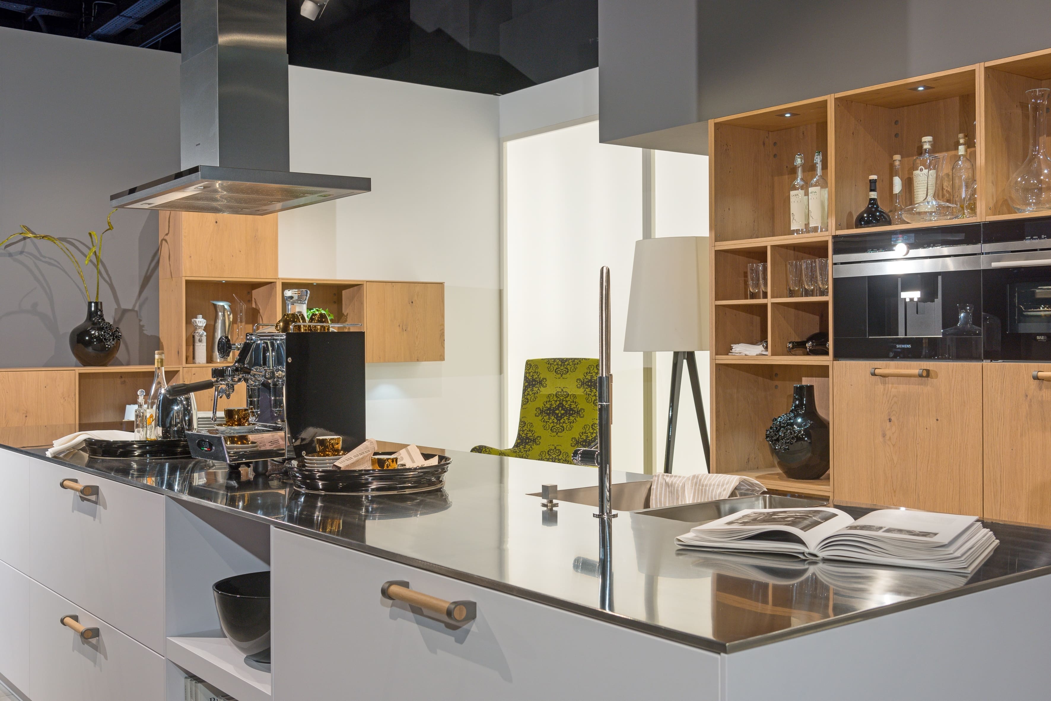 Küchen-Menüpunkt_mit_Kücheninsel_und_Wohnbereich