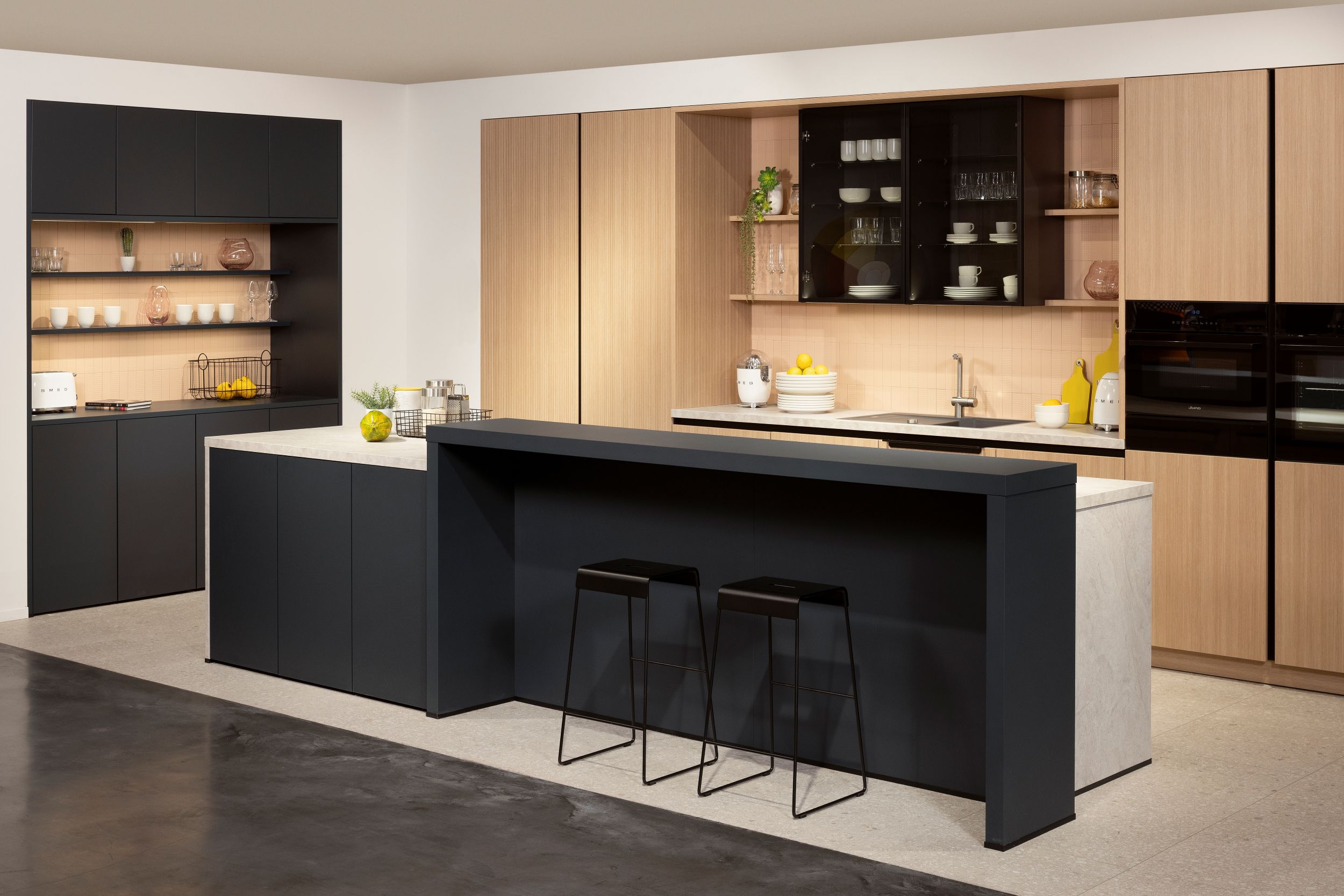 Schüller-Küche_Lineo_in_Lavaschwarz_mit_Rillenoptik