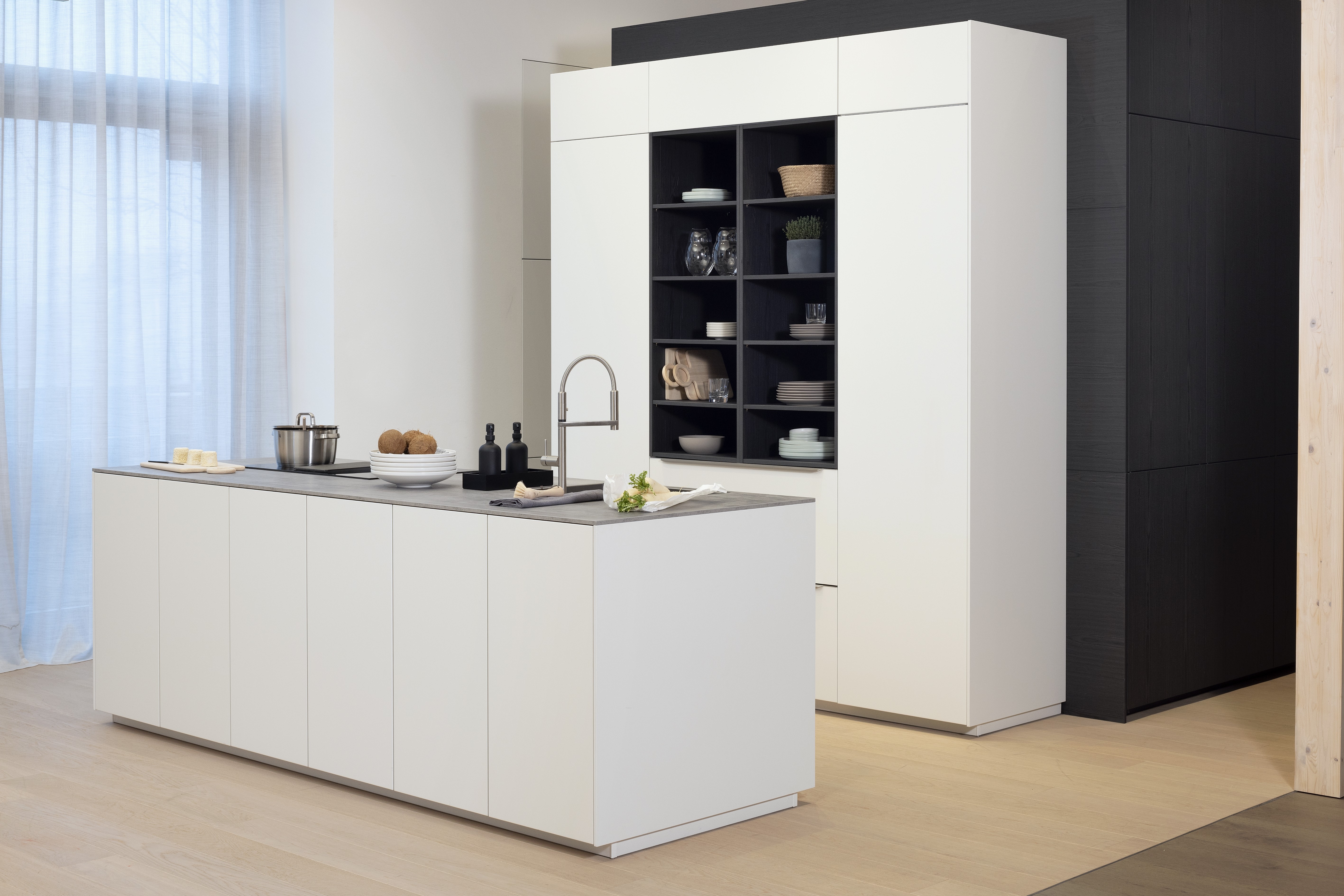 APL: Beton NP 12 mm Front: SoftLack Weiß softmatt Front: dunkles Holz NB Sepia Korpus: Weiß Griff: PTO und Edelstahloptik Geräte: Siemens, Kochfeld mit Abzug elica Armatur: Nobili Spüle: Franke    Features: Appartementküche, 90er Höhe, Materialkombi Weiß matt und dunkle Holzoptik mit Syncronpore (Oberflächenhaptik), Arbeitsplatz, Einbauschränke mit Sitzbank, Backofen in gedrehtem Schrankelement (Optik) somit kein Backofen in Küche sichtbar.