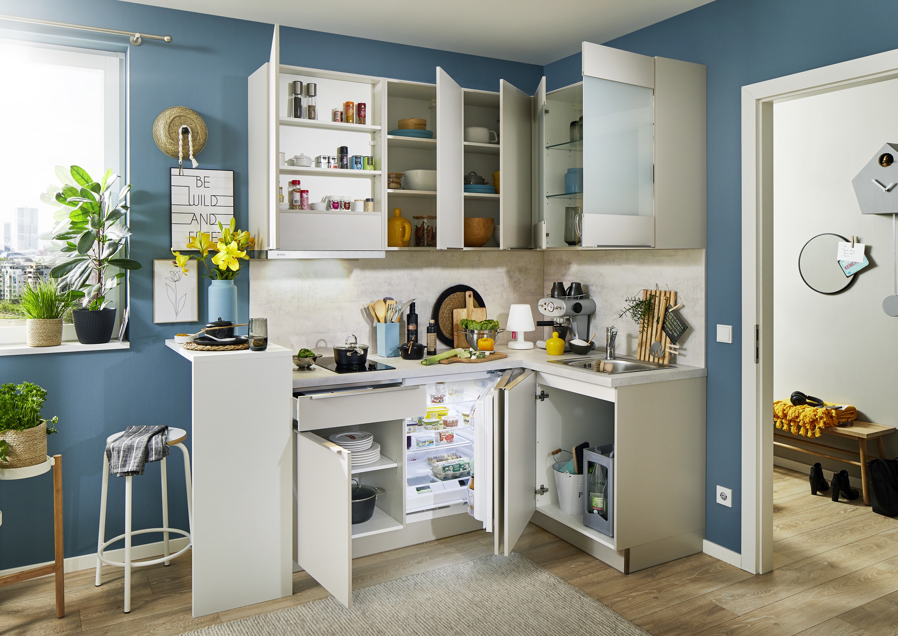 Mini-Single-Küche im Apartment in einer Ecke aber trotzdem mit viel Stauraum