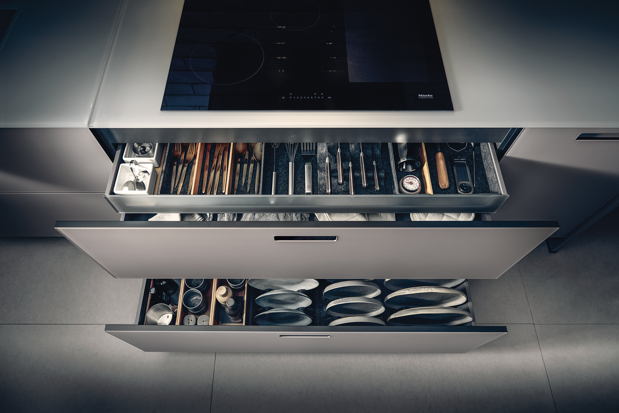 systemo Glasarbeitsplatte und -küchenfronten und Glaszargen geöffnete Auszüge unter Kochfeld