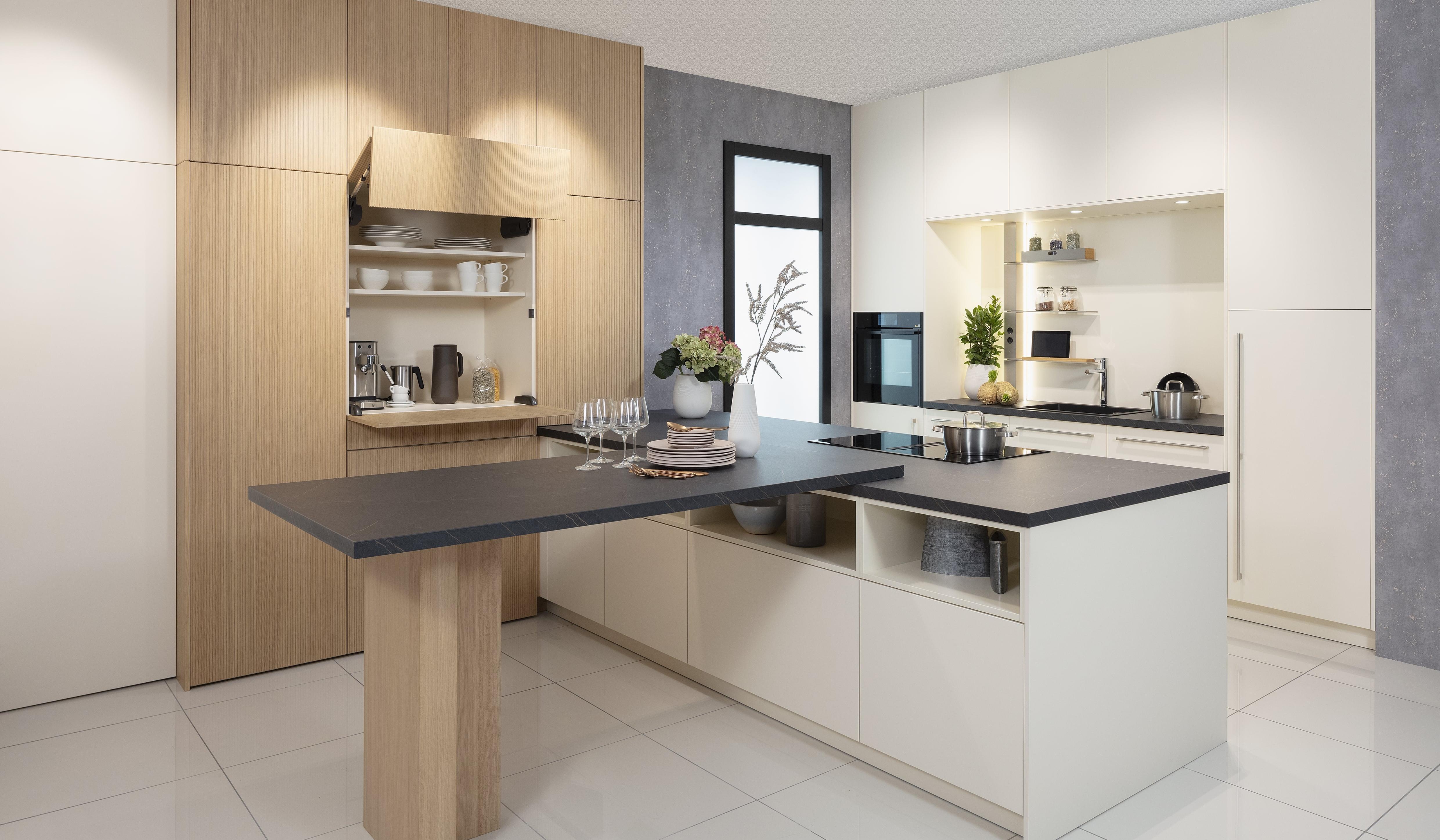 Ballerina-Küche_in_Macaroncreme_mit_Eichenfurnier