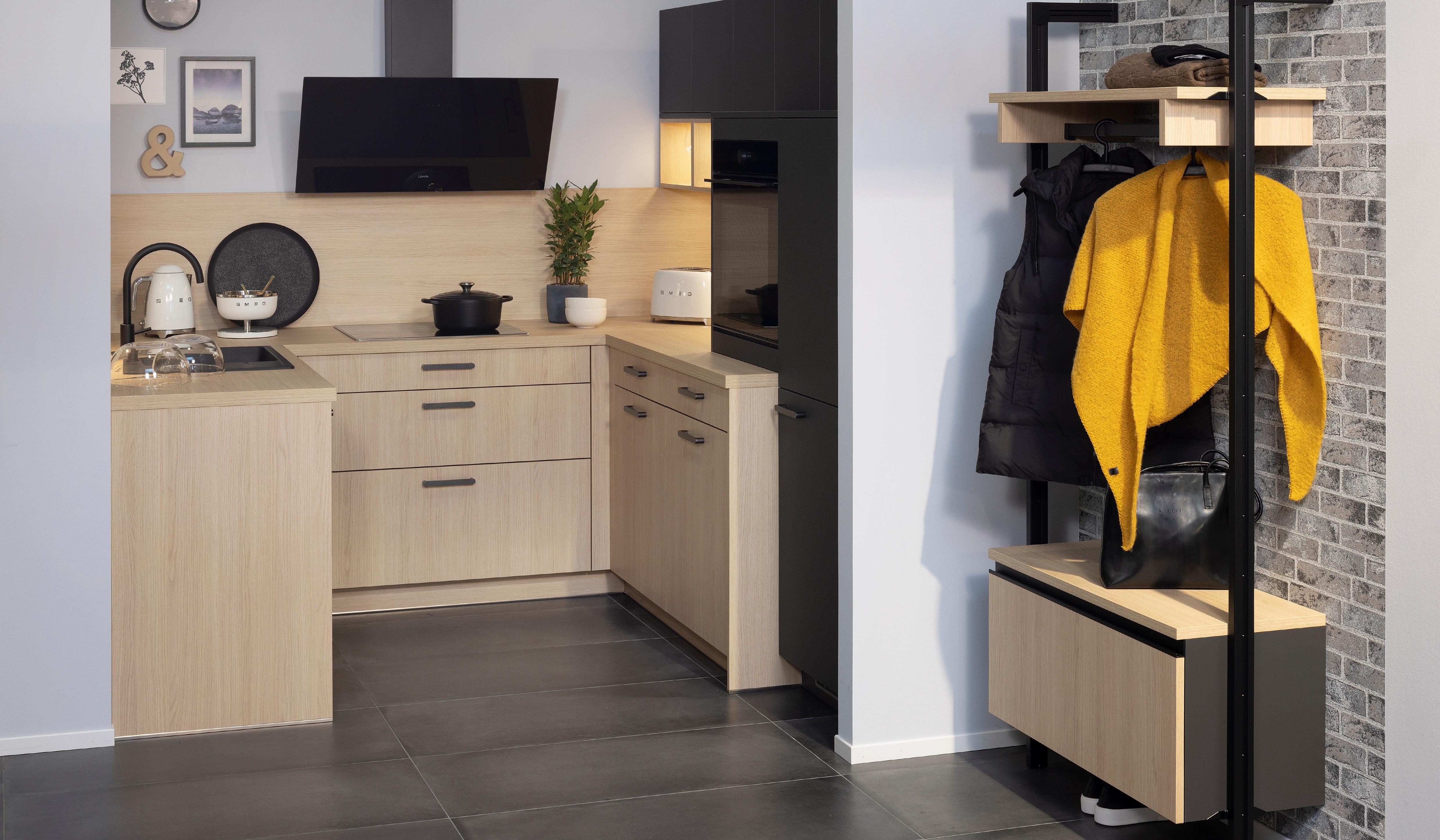 APL: Eiche Natur Front: FEEL Graphit  Front: Trentino Eiche natur Korpus: Graphit Griff: Bügelgriff Geräte: Bauknecht Armatur: Franke Spüle: Franke  Features: Tiny Kitchen, Kopffreihaube, Garderobe, Backofen ergonomisch eingebaut trotz Tiny-Kitchen.