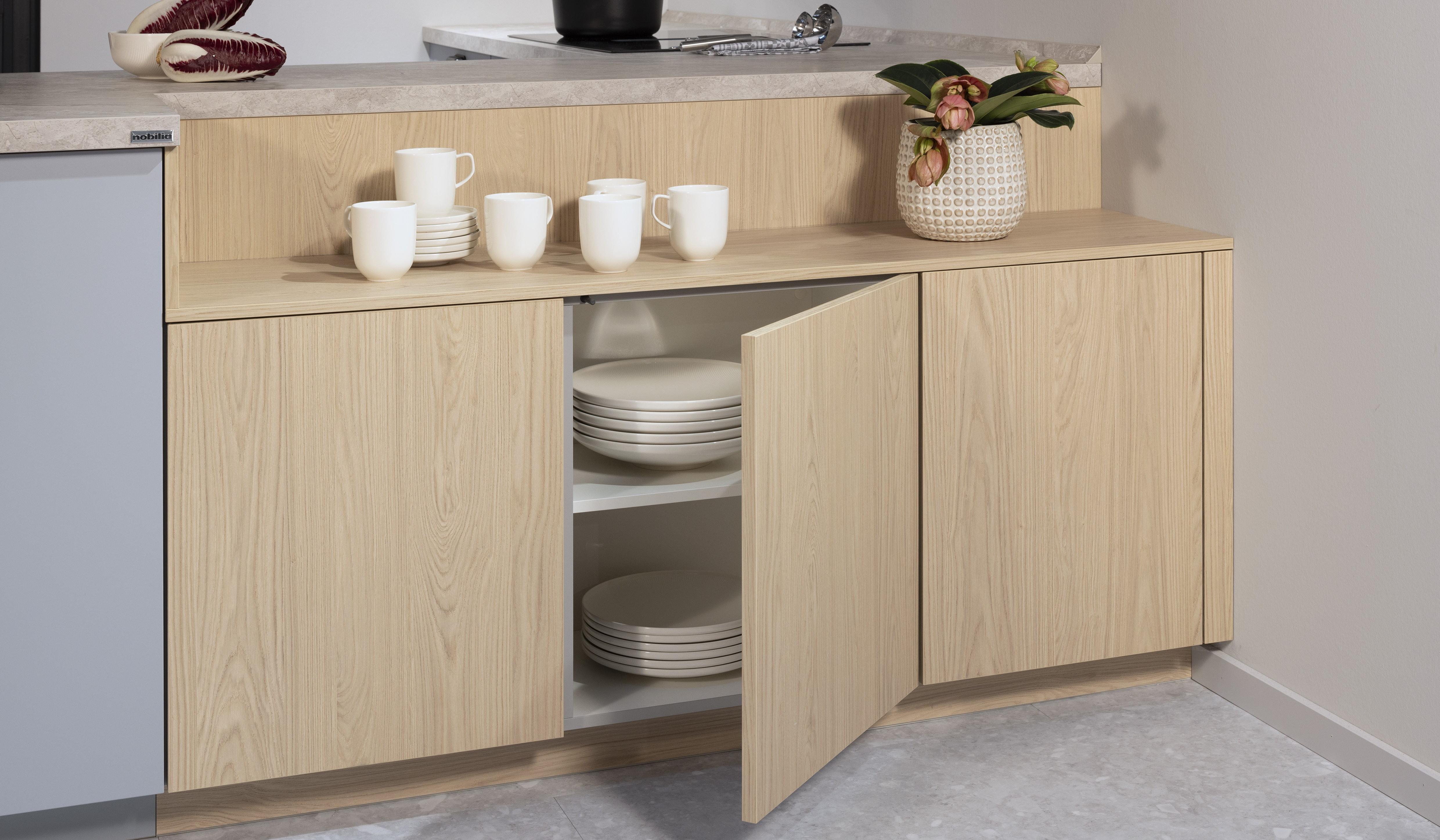 APL: 376 Limestone NB Korpus: 089 Steingrau Front: 485 Lack, Sky Premium matt / 2. Front Holz NB  Griff: Aufschraubgriffmuschel schwarz Geräte: Bosch  Armatur: Nobili Spüle: Elleci  Features: Tiny Kitchen, neue Griffmuschel, Sideboard Lösung, eingekofferte Schranklösung, Front in Holzoptik Handtuchhalter. 