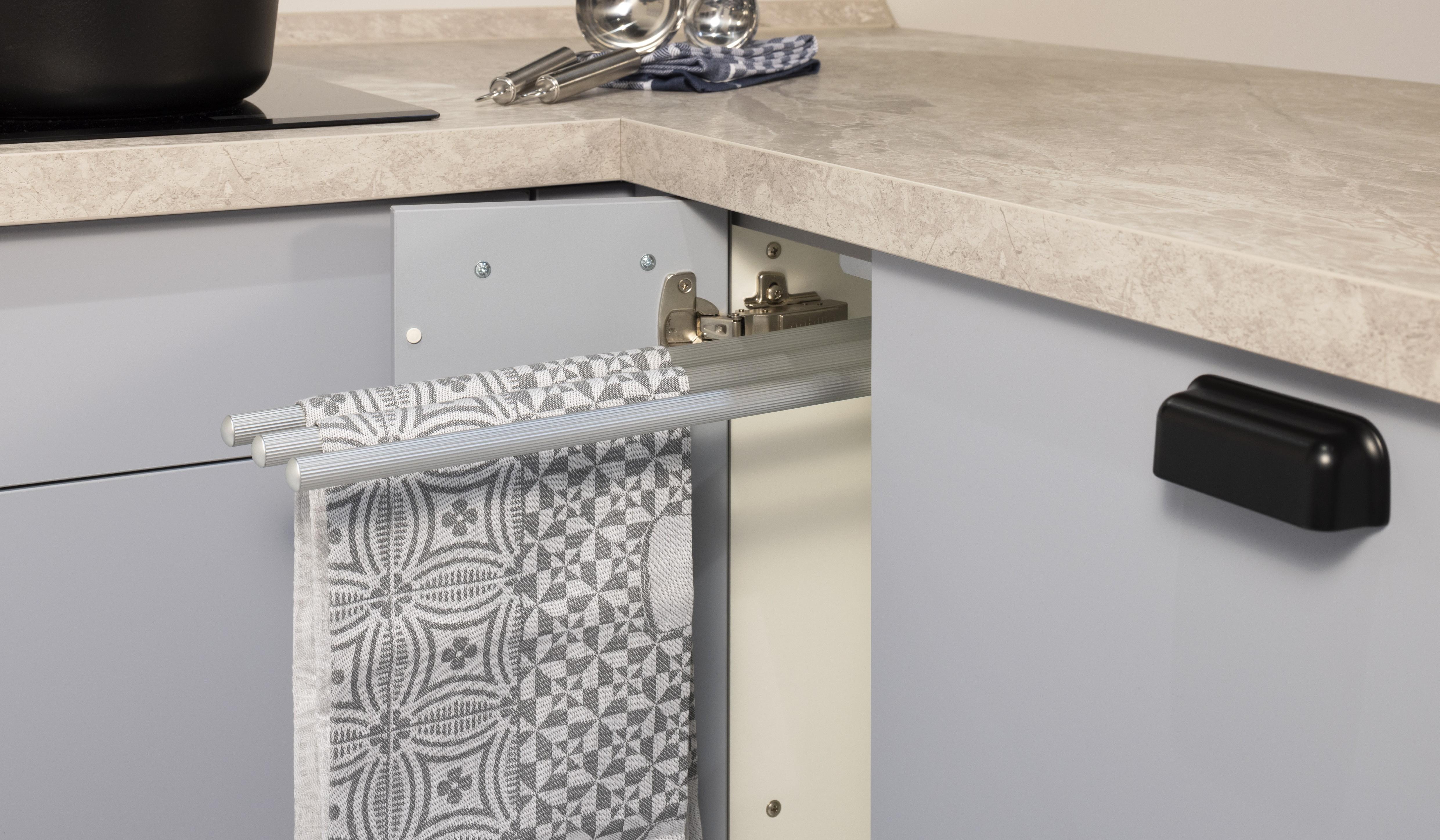 APL: 376 Limestone NB Korpus: 089 Steingrau Front: 485 Lack, Sky Premium matt / 2. Front Holz NB  Griff: Aufschraubgriffmuschel schwarz Geräte: Bosch  Armatur: Nobili Spüle: Elleci  Features: Tiny Kitchen, neue Griffmuschel, Sideboard Lösung, eingekofferte Schranklösung, Front in Holzoptik Handtuchhalter. 