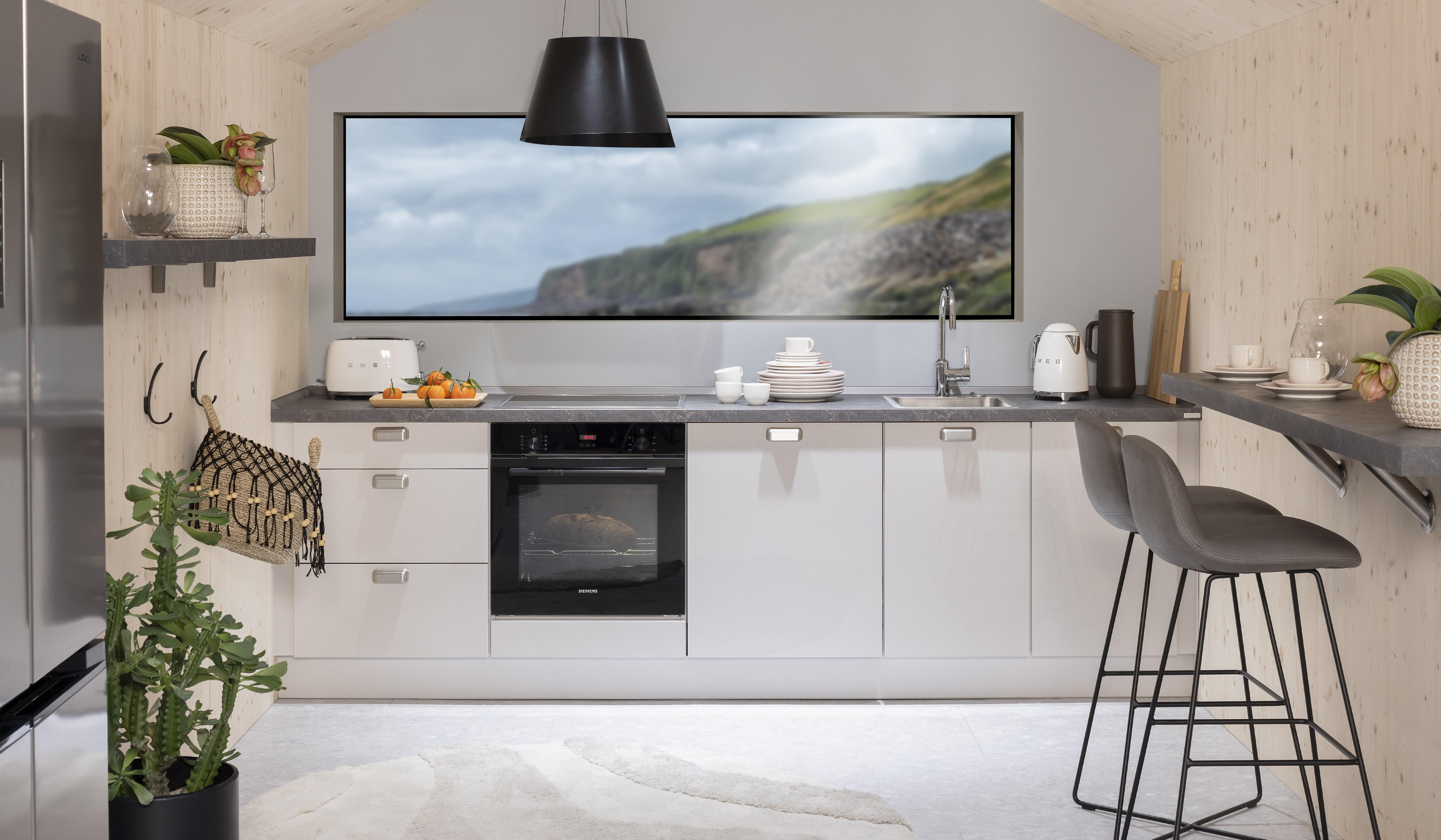 APL: 350 Granit Bronze geflammt NB Korpus: 070 Seidengrau Front: 455 Lacklaminat, Seidengrau Hochglanz Griff: Griffmuschel Edelstahlfarbig Geräte: Siemens Armatur: Kludi Spüle: Rodi  Features: Tiny House, Dachschräge, Einsteigerküche, Thekenlösung, Deckenhaube, neue Griffmuschel