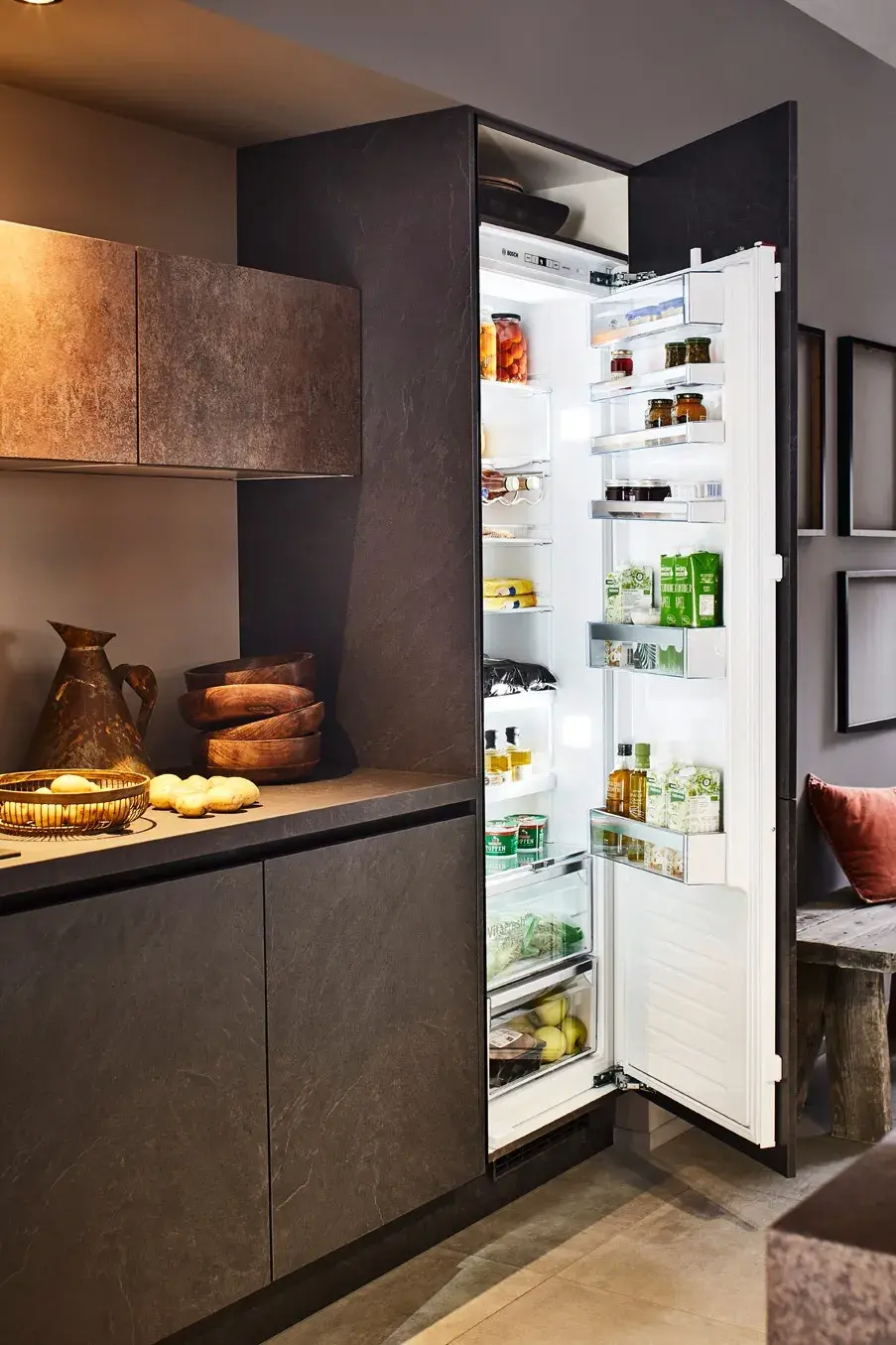 Moderne Küche mit integriertem großen Kühlschrank mit viel Kühlvolumen