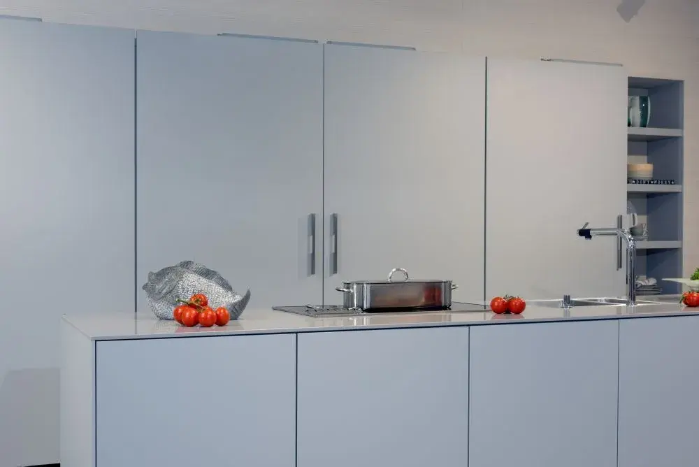 Samtmatte_Oberflächen_moderne_grifflose_Kochinselschiebetüren