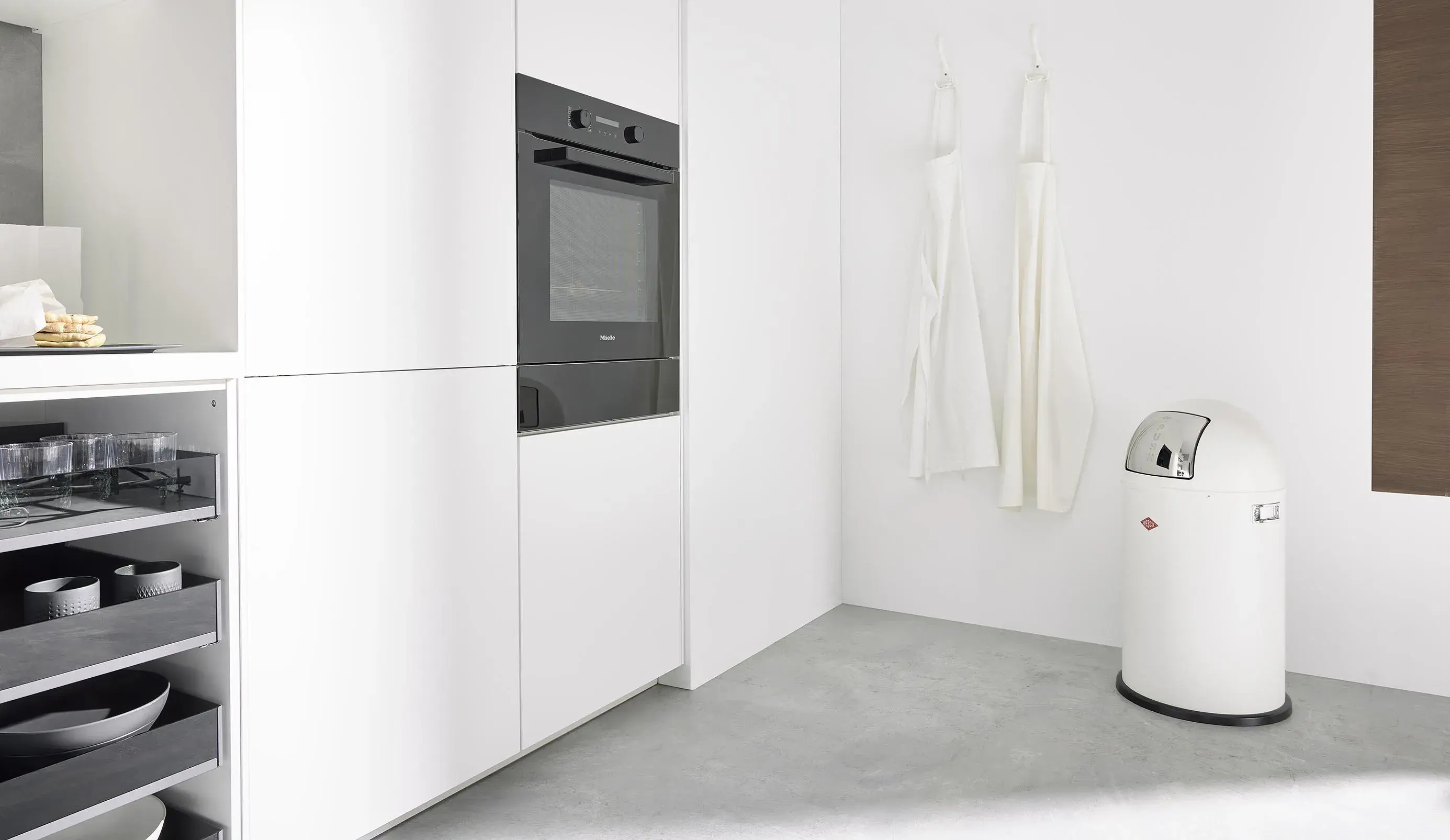 NOBILIA Alpinweiß mit Miele Geräten -  Fokus auf Backofen und Wesco Mülleimer