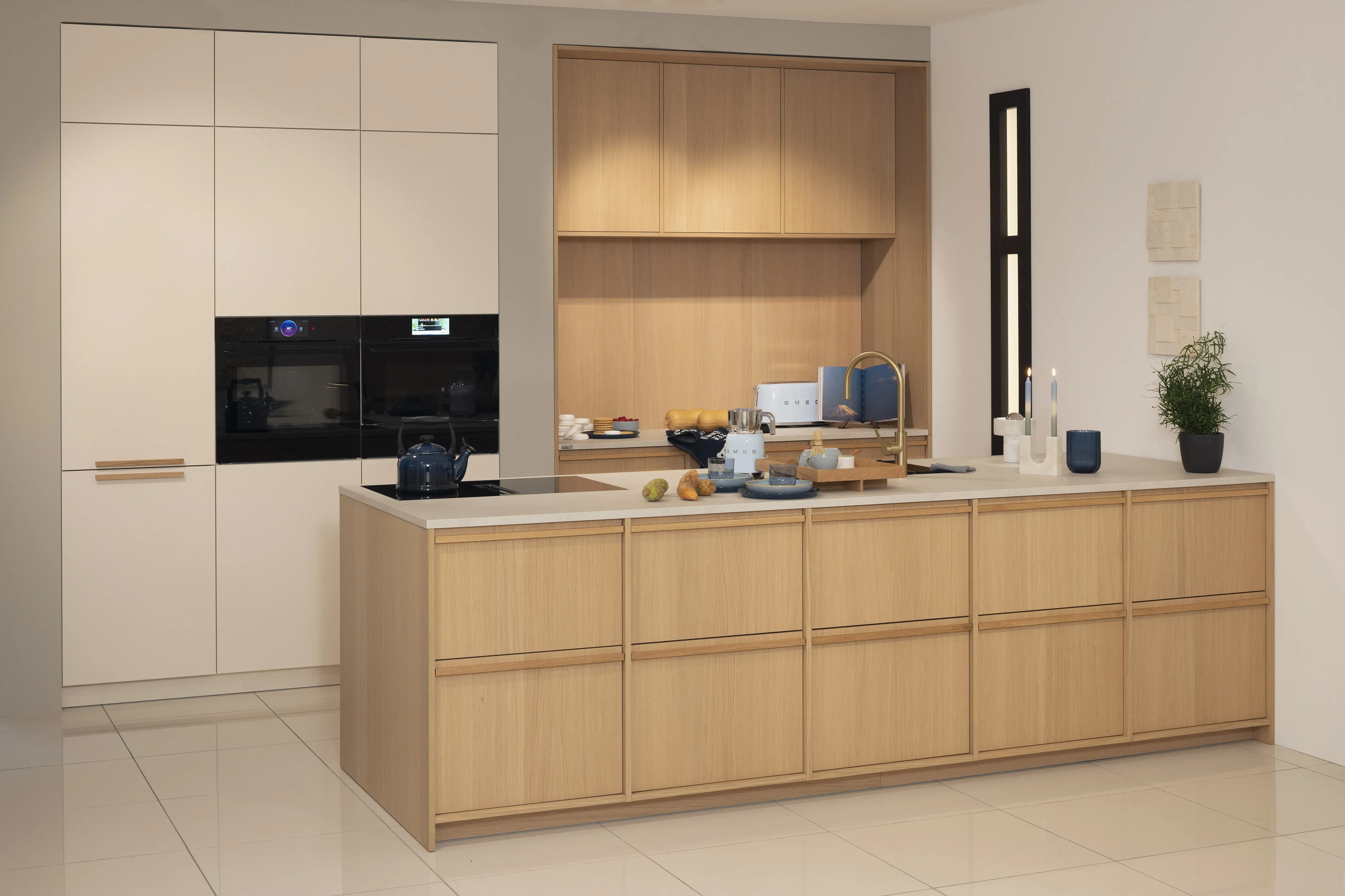 Moderne Küche mit Holzfronten, Kücheninsel und eingebauten Geräten