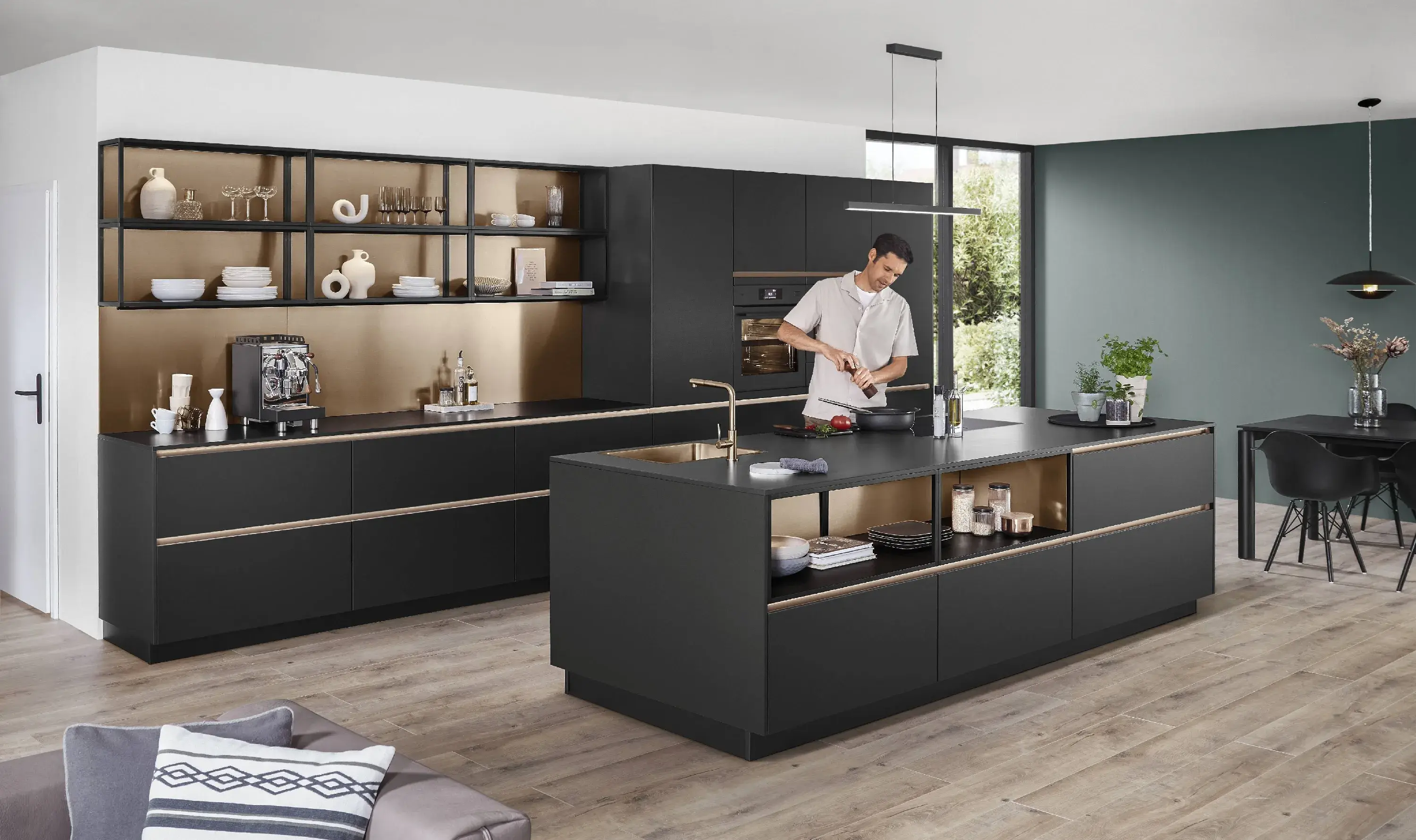Nobilia Senso offene Küche in Anthrazit mit Kücheninsel mit Spüle und Herd Mann kocht
