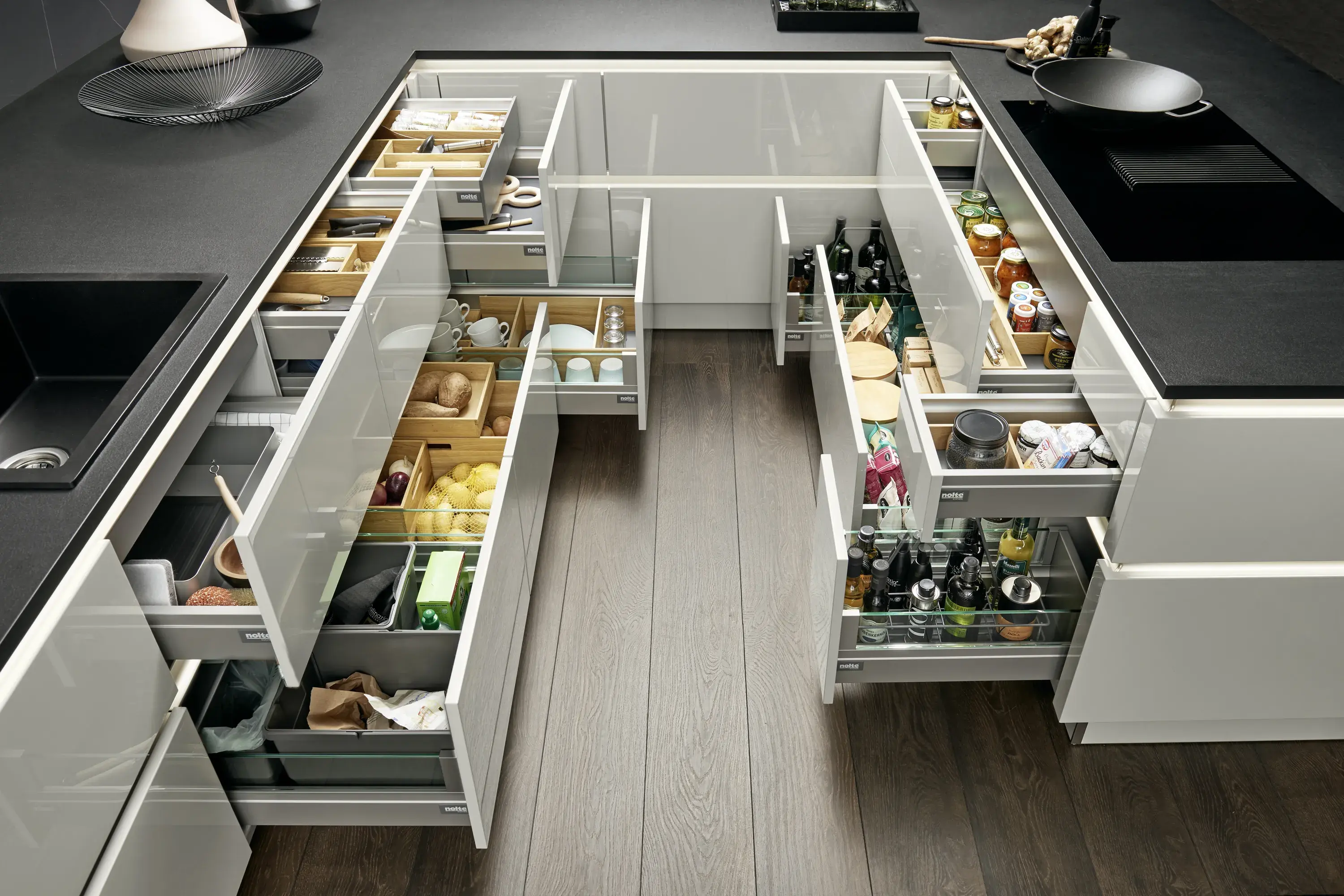 Nolte U-Küche mehrere Auszüge und Innenauszüge alle geöffnet